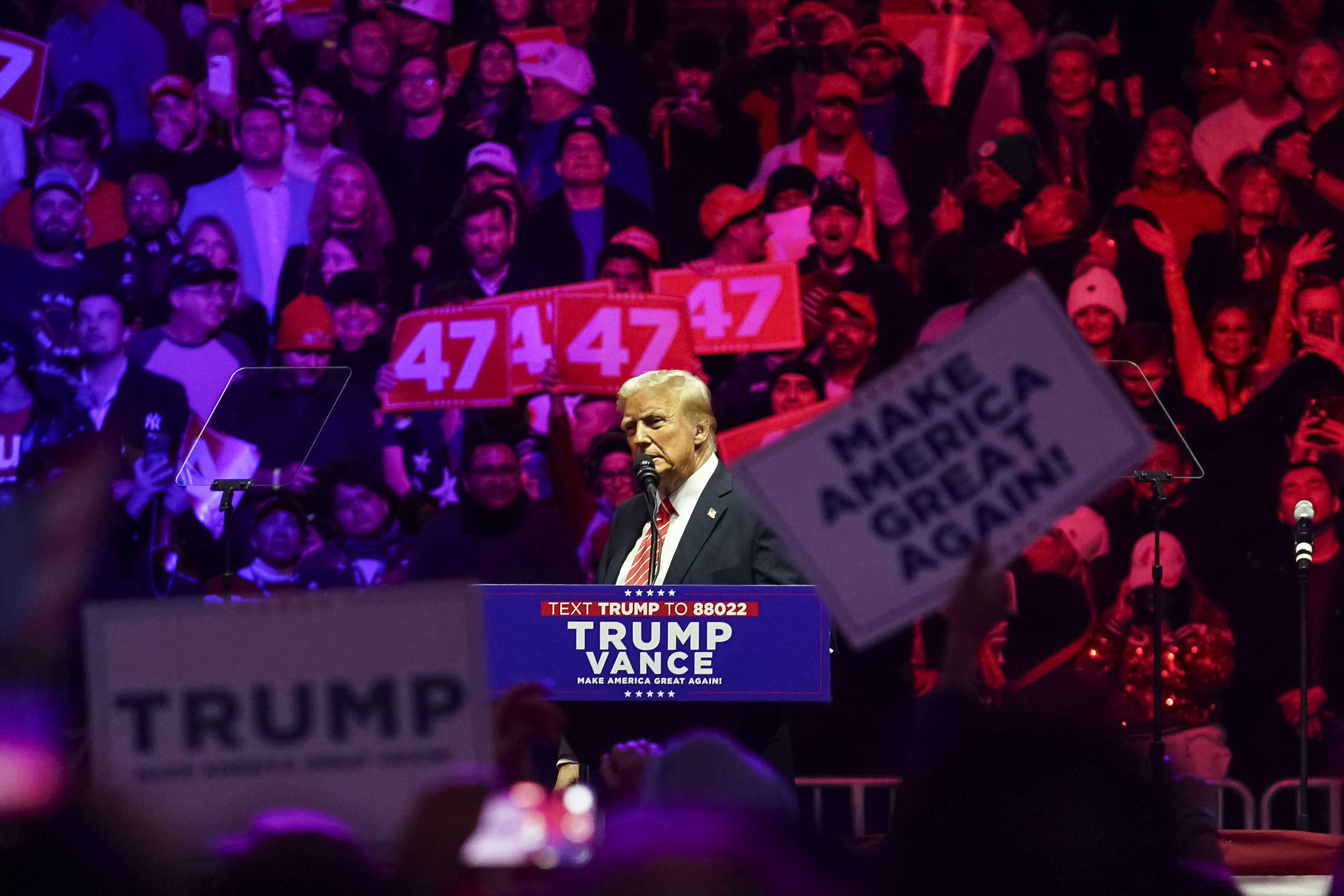 Washington (United States), 19/01/2025.- US President-elect Donald Trump addresses supporters at a rally at Capital One Arena in Washington, DC, USA, 19 January 2025. President-elect Donald Trump, who defeated Joe Biden to become the 47th president of the United States, will be inaugurated on 20 January, though all of the planned outdoor ceremonies and events have been cancelled due to a forecast of extreme cold temperatures. (Estados Unidos) EFE/EPA/WILL OLIVER