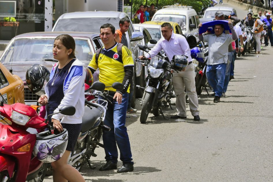 En los últimos días se han registrado largas filas para comprar combustible en la región. /AFP