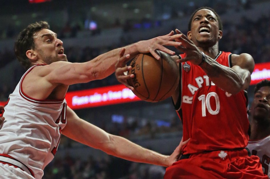 Pau Gasol (i) de los Bulls y DeMar DeRozan de los Raptors. / AFP
