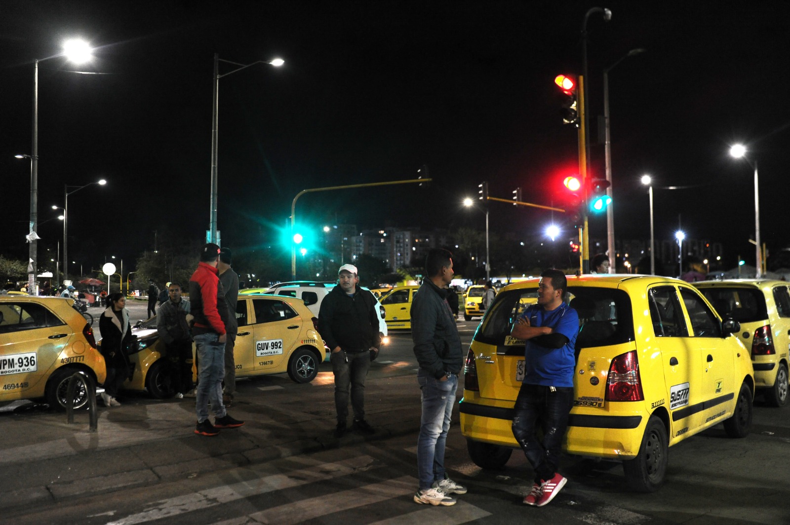 Manifestantes llegan a la glorieta de la Av. 1 de Mayo con carrera 50.