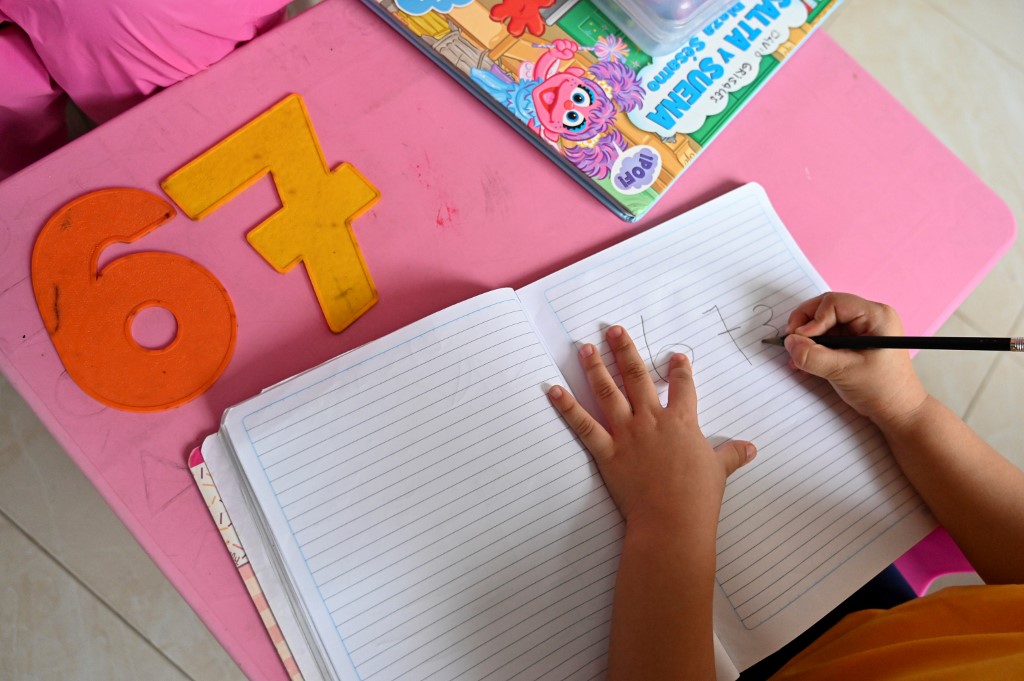 Un reciente estudio publicado en la revista médica The New England Journal of Medicine concluyó que la reapertura de las escuelas de primaria deben ser una prioridad para los gobiernos.