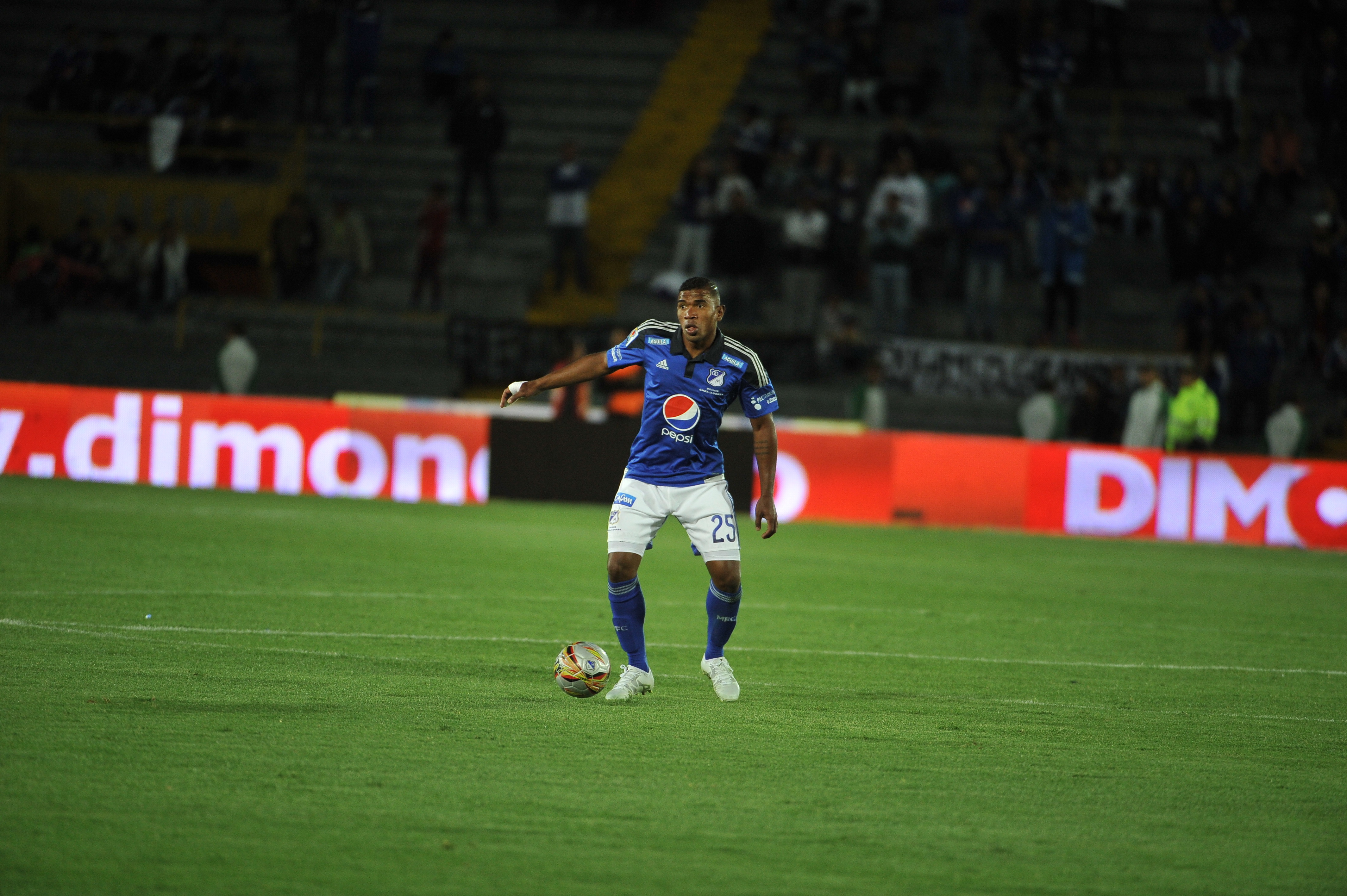 Jugador de Millonarios durante el compromiso ante Universidad Autónoma - Uniautónoma en el Estadio El Campin de Bogotá