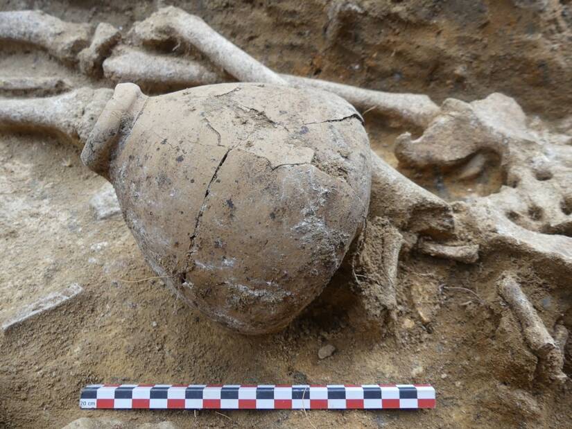 Descubren antigua necrópolis con 50 tumbas funerarias en medio de París