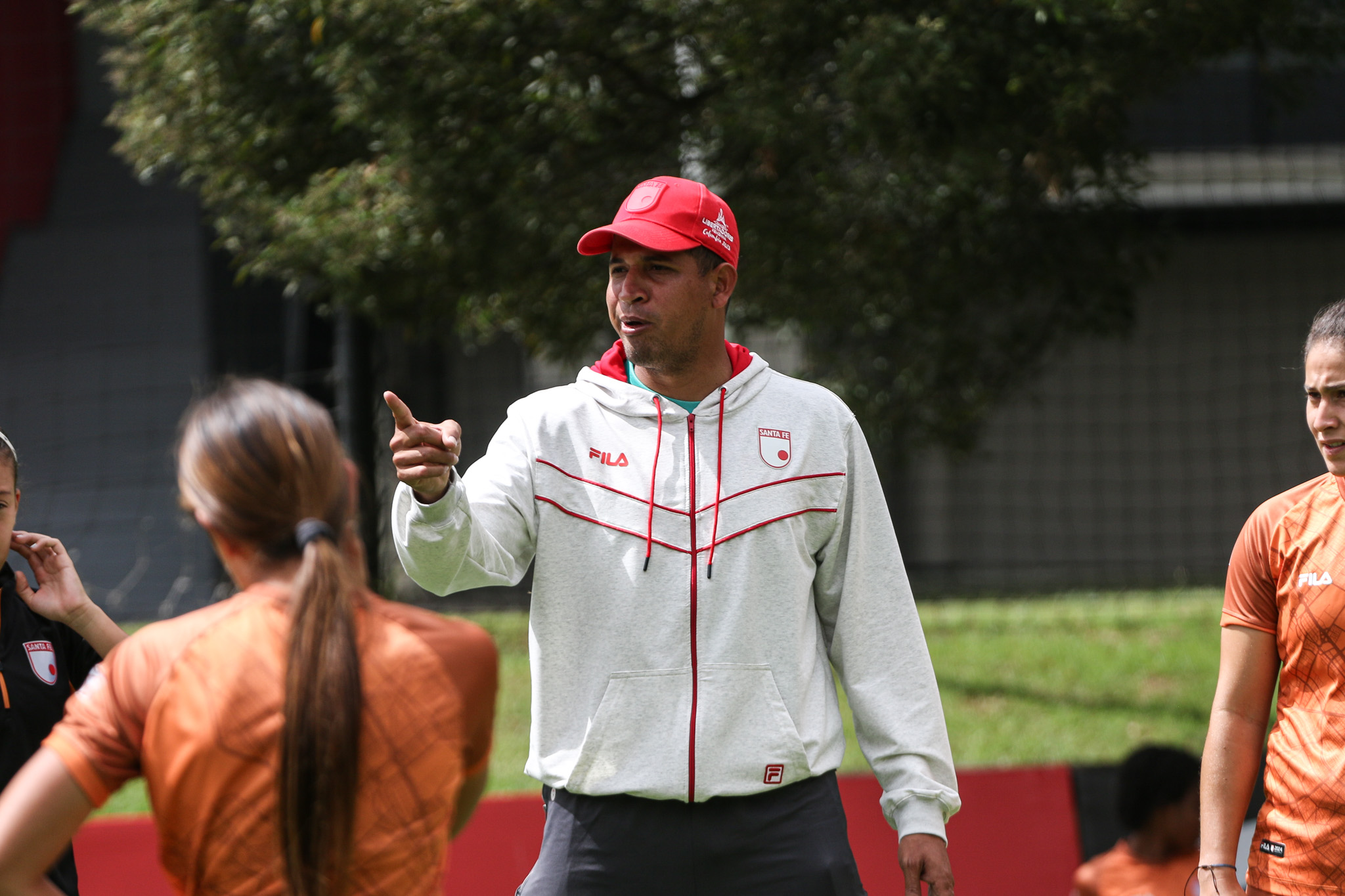 Omar Ramírez, entrenador de Santa Fe, vigente campeón de la Liga BetPlay Femenina.