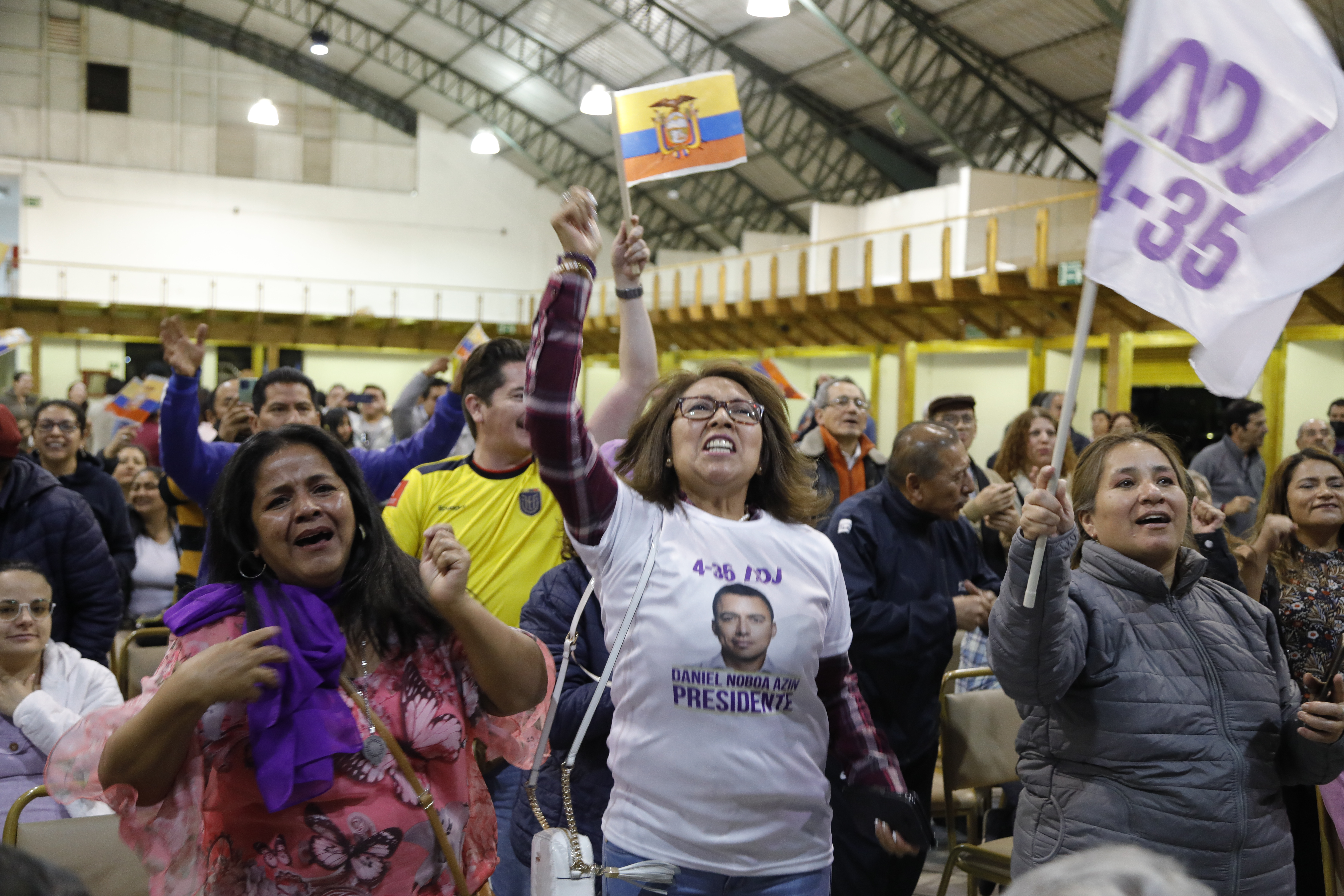 QUI01. QUITO (ECUADOR) 15/10/2023.-. Simpatizantes del candidato a la presidencia Daniel Noboa, celebran previo a los resultados del Consejo Nacional Electoral, hoy en Quito (Ecuador). El joven empresario Daniel Noboa amplió su ventaja sobre Luisa González al 40 % del escrutinio de la segunda vuelta de las elecciones presidenciales de Ecuador, al obtener el 52,71 % frente al 47,29 % de su rival. EFE/Santiago Fernández