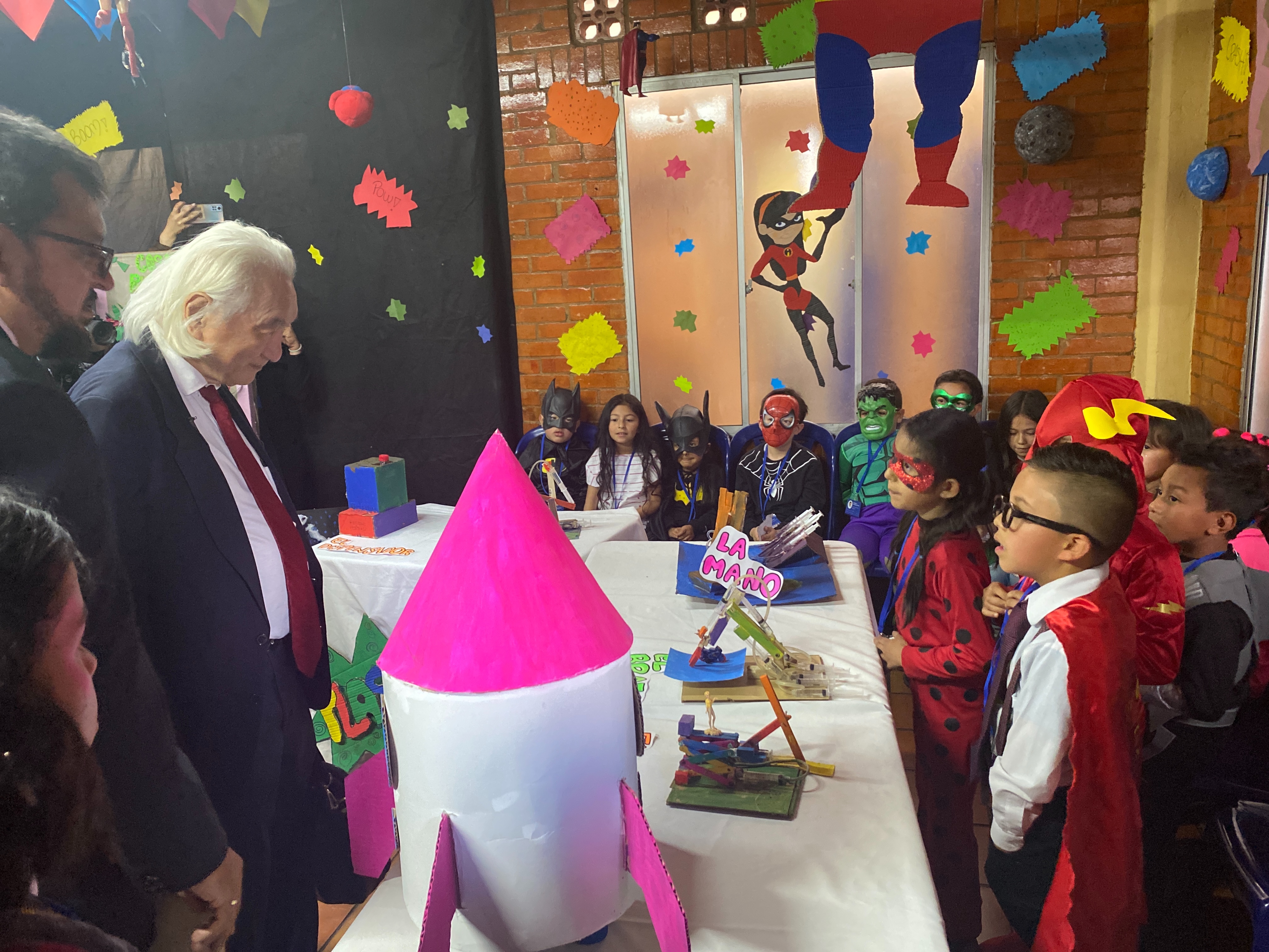 El físico visitó el colegio La Lunita de Chía.
