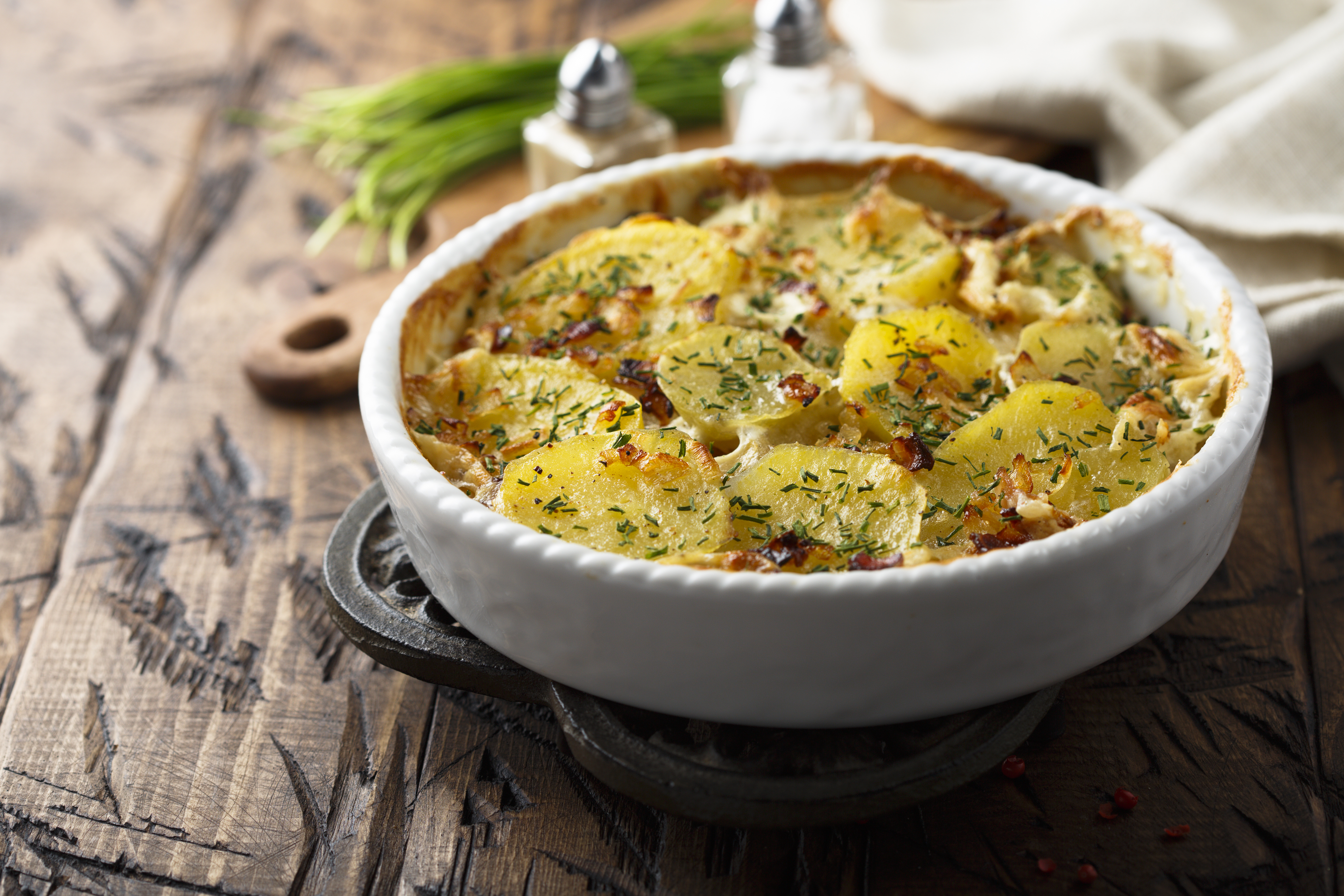 Así se preparan unas papas con mojo picón y queso
