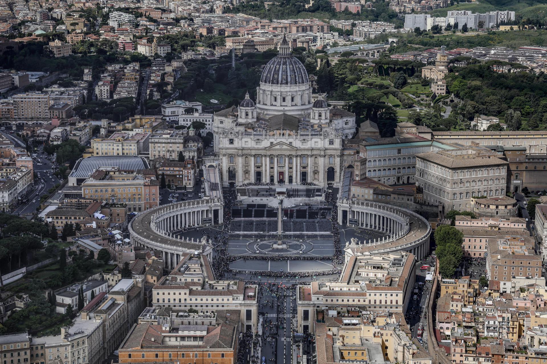 La muerte del papa dispara los precios de vuelos y hoteles en Roma