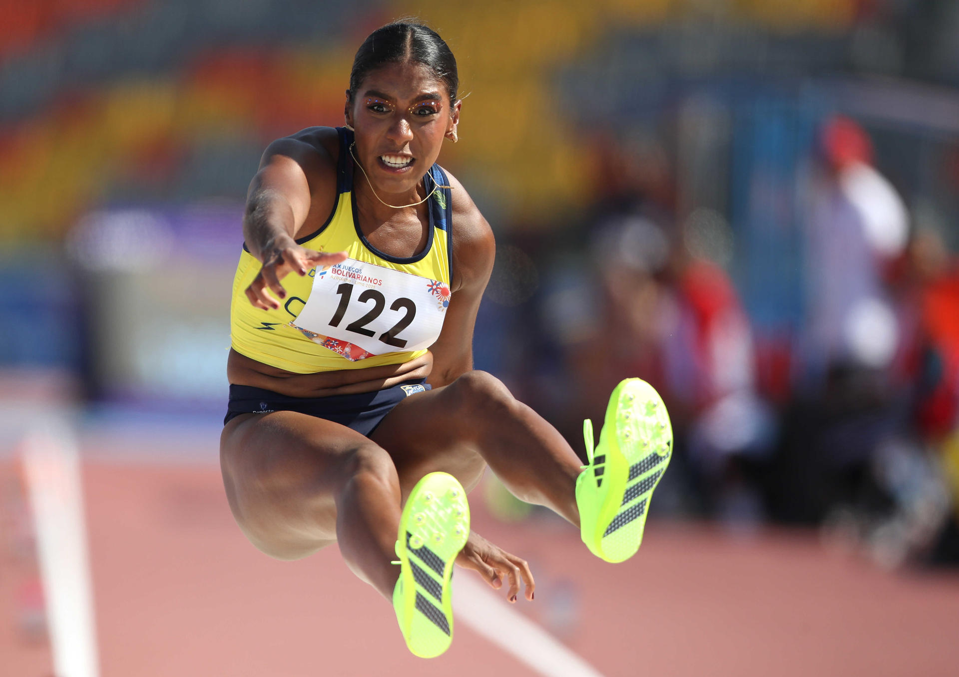 AME4817. LIMA (PERÚ), 01/12/2025.- La ganadora de la medalla de oro, Natalia Linares de Colombia, compite en la prueba de Salto de Longitud femenina durante los vigésimos Juegos Bolivarianos este lunes, en Lima (Perú). EFE/ Paolo Aguilar