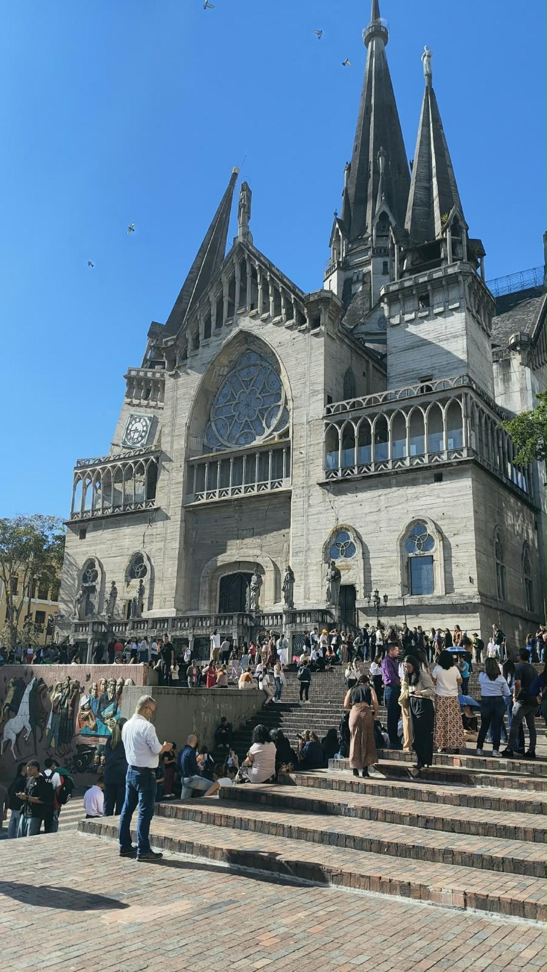 Terremoto en Colombia: se cayó una de las torres de la catedral de Manizales