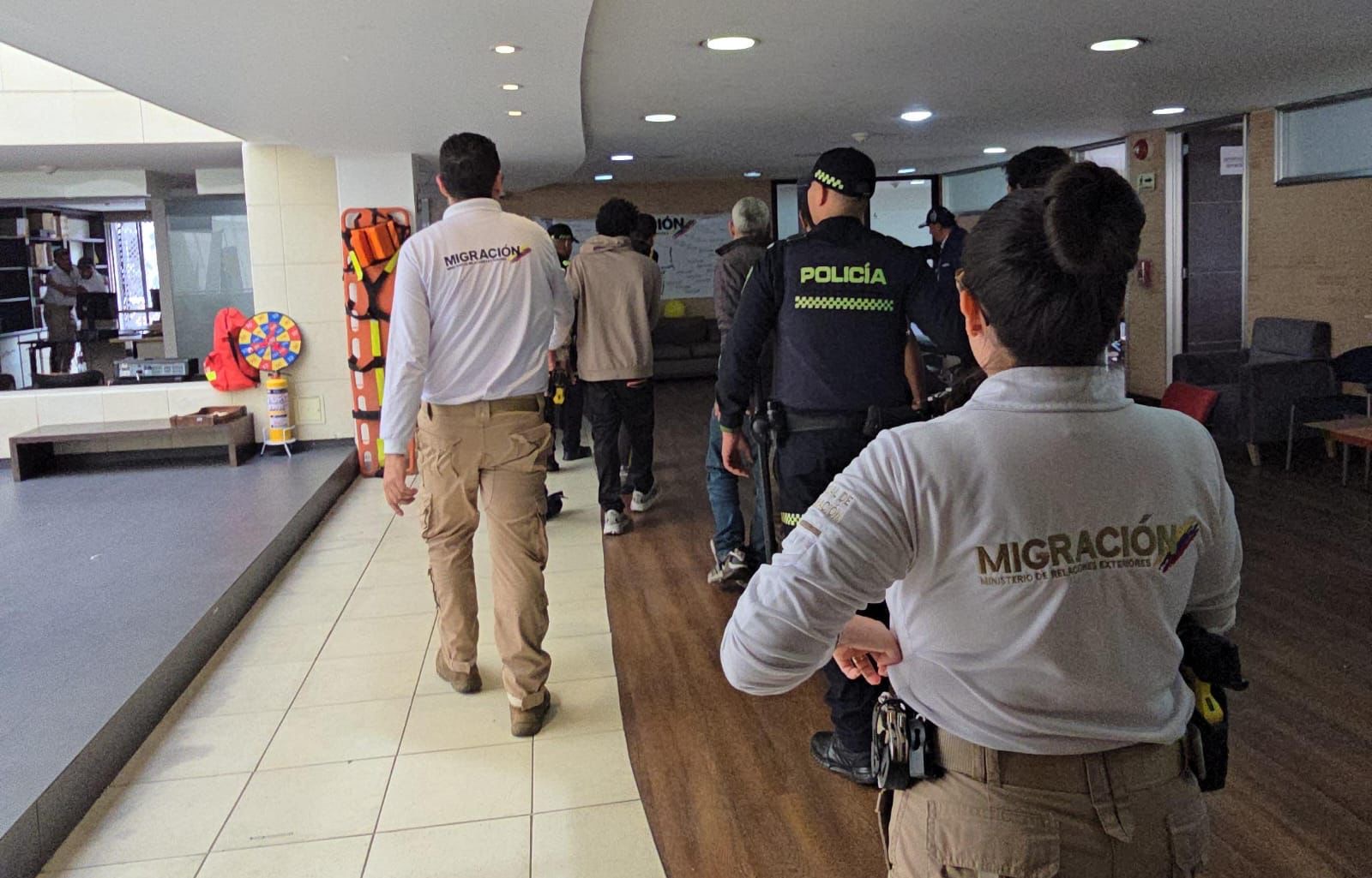 Saqueo a droguería en el 7 de Agosto acaba en captura y expulsión de seis personas del país
