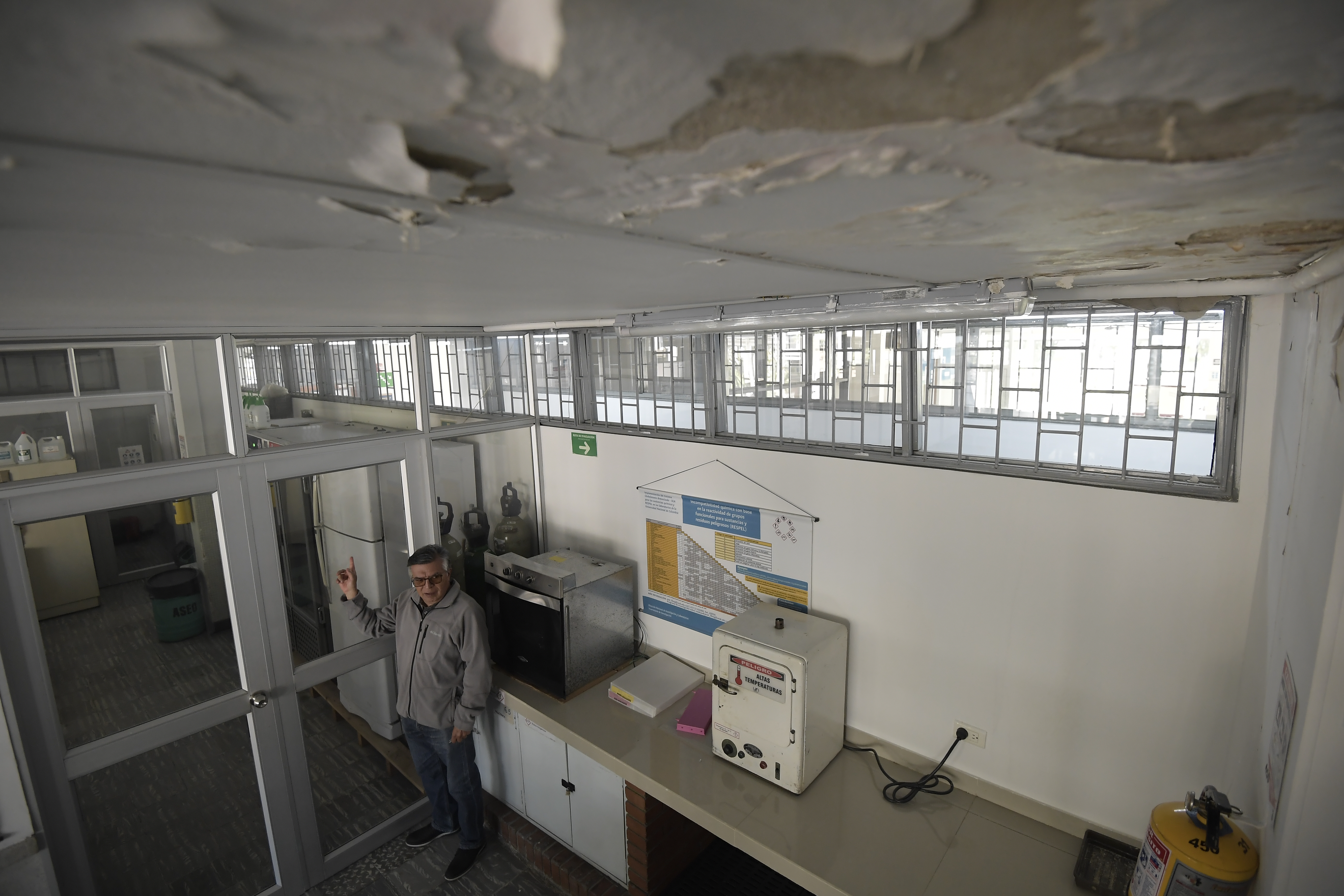 Recorrido por el departamento de Farmacia de la Universidad Nacional, sede Bogotá; se observa deterioro y grietas.