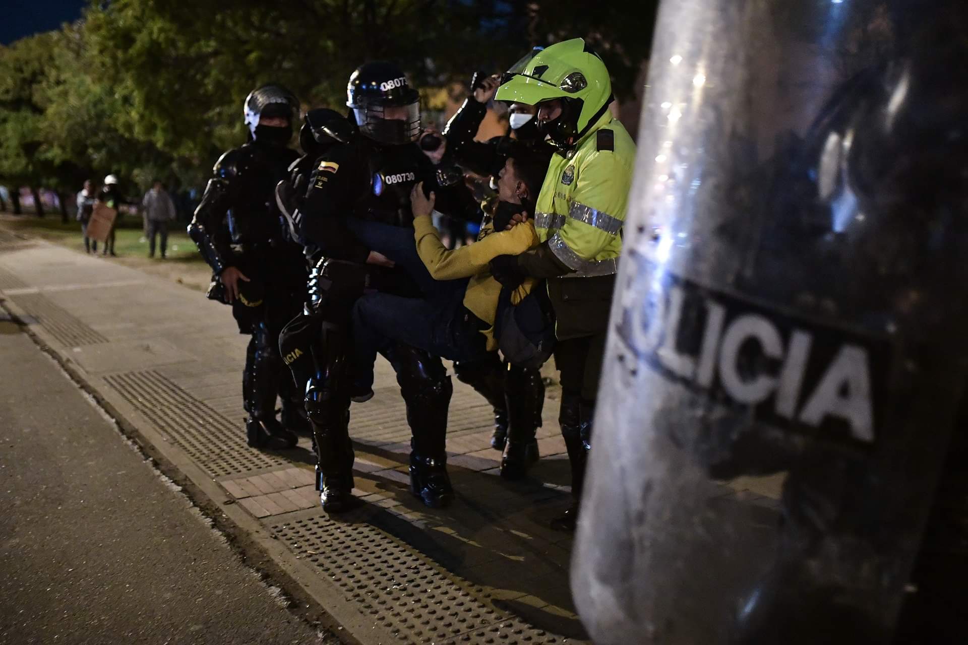 Casi a las 10:00 p.m. la secretaría de Gobierno reportó que algunos manifestantes empezaron a lanzar piedras contra miembros del Esmad, según ellos, esto generó la reacción del cuerpo policial.