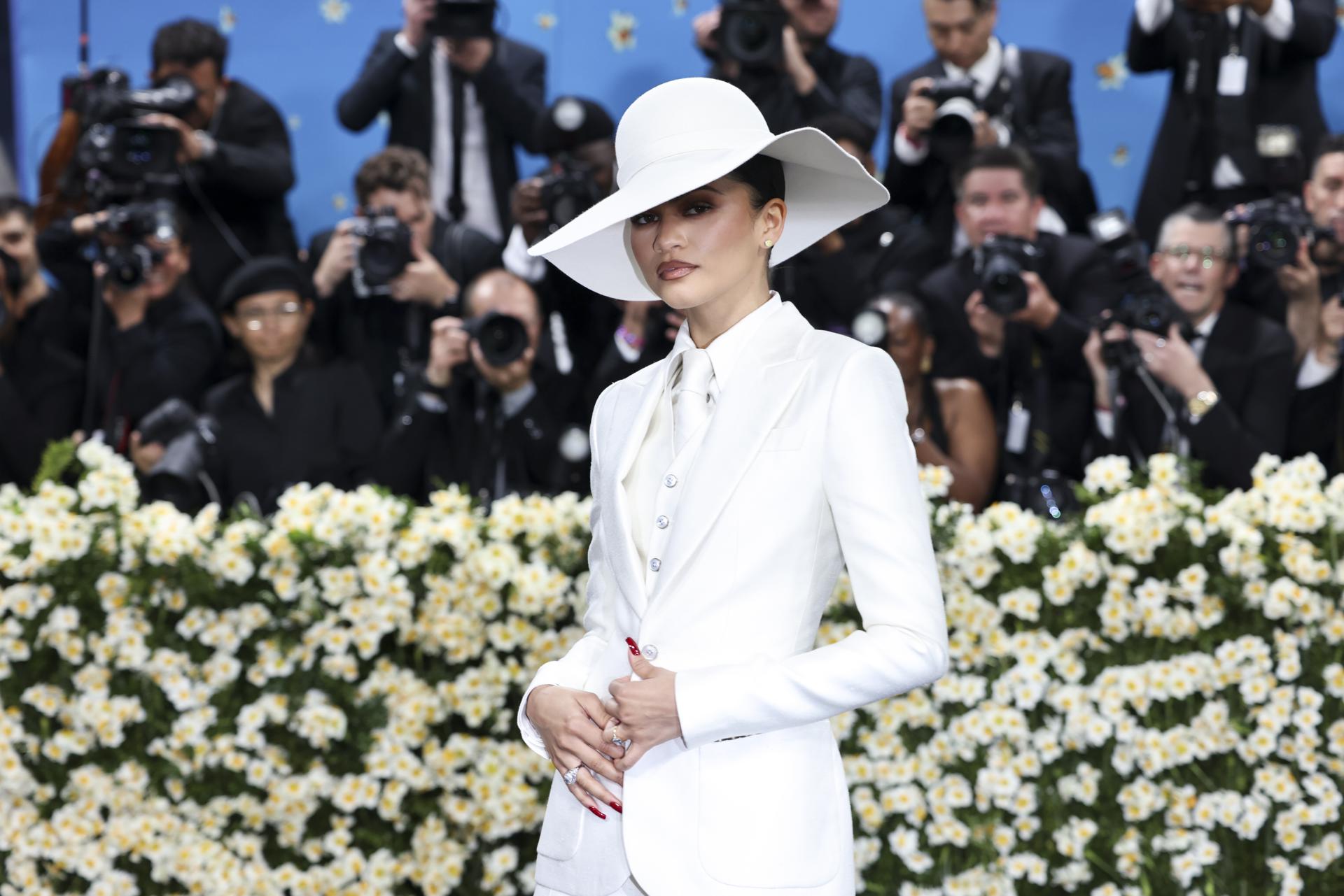 NEW YORK (United States), 06/05/2025.- Zendaya poses on the red carpet for the 2025 Met Gala, the annual benefit for the Metropolitan Museum of Art's Costume Institute, in New York, New York, USA, 05 May 2025. The event coincides with the Met Costume Institute's spring 2025 exhibition ‘Superfine: Tailoring Black Style’ which will be on view from 10 May 2025 through 26 October 2025.  (Nueva York) EFE/EPA/JUSTIN LANE
