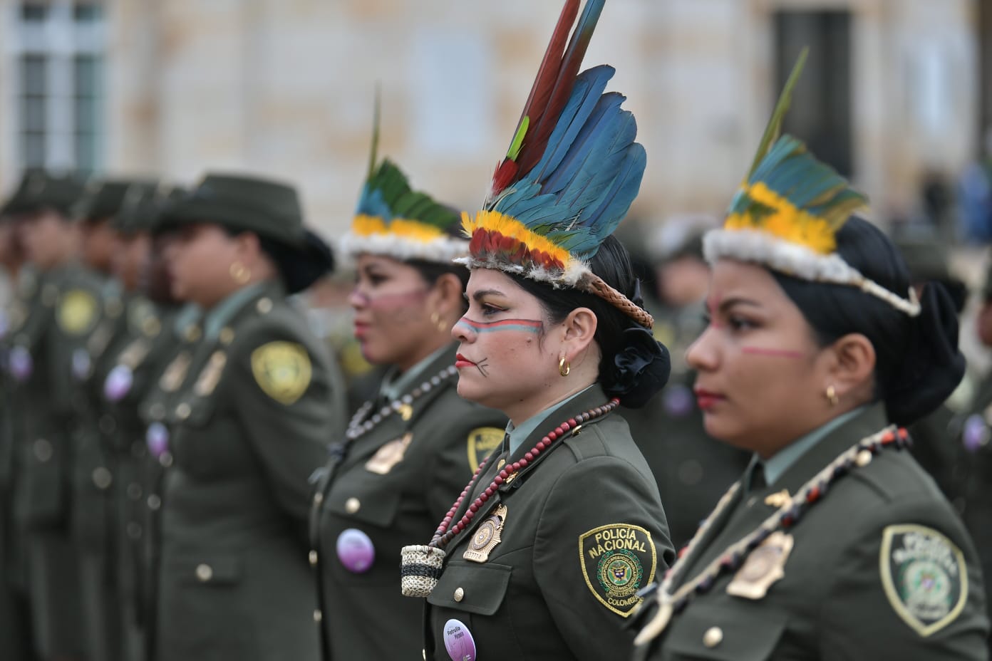 Hernández cuenta con más de 30 años de trayectoria, entre los cuales se desempeñó como subdirectora de Tránsito y Transporte, directora de la Escuela de Seguridad Vial, comandante de la Policía Metropolitana de Manizales y agregada de la Policía en Washington.