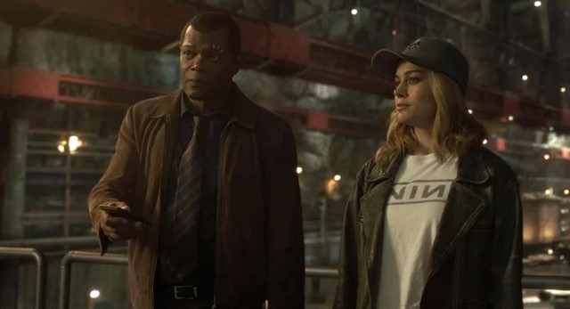 En los cómics, Carol Danvers y Nick Fury no tienen un relación tan estrecha y fuida... y esta es tal vez una de las mayores diferencias con el filme. Sin embargo, en el universo Ultimate Marvel -una versión relanzada de la continuidad de la línea principal de la Tierra-616 en la que muchos de los personajes presentan diferentes versiones- se muestra el origen del Nick Fury que aparece en el UCM.