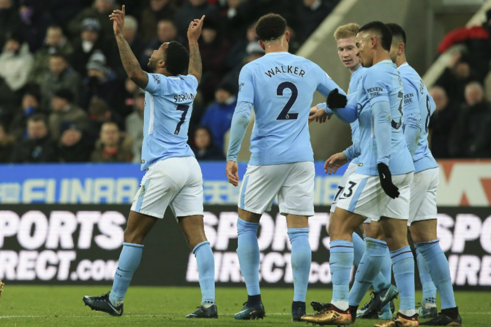 Raheem Sterling (i) anotó el gol que le dio este miércoles la victoria al Manchester City. / AFP