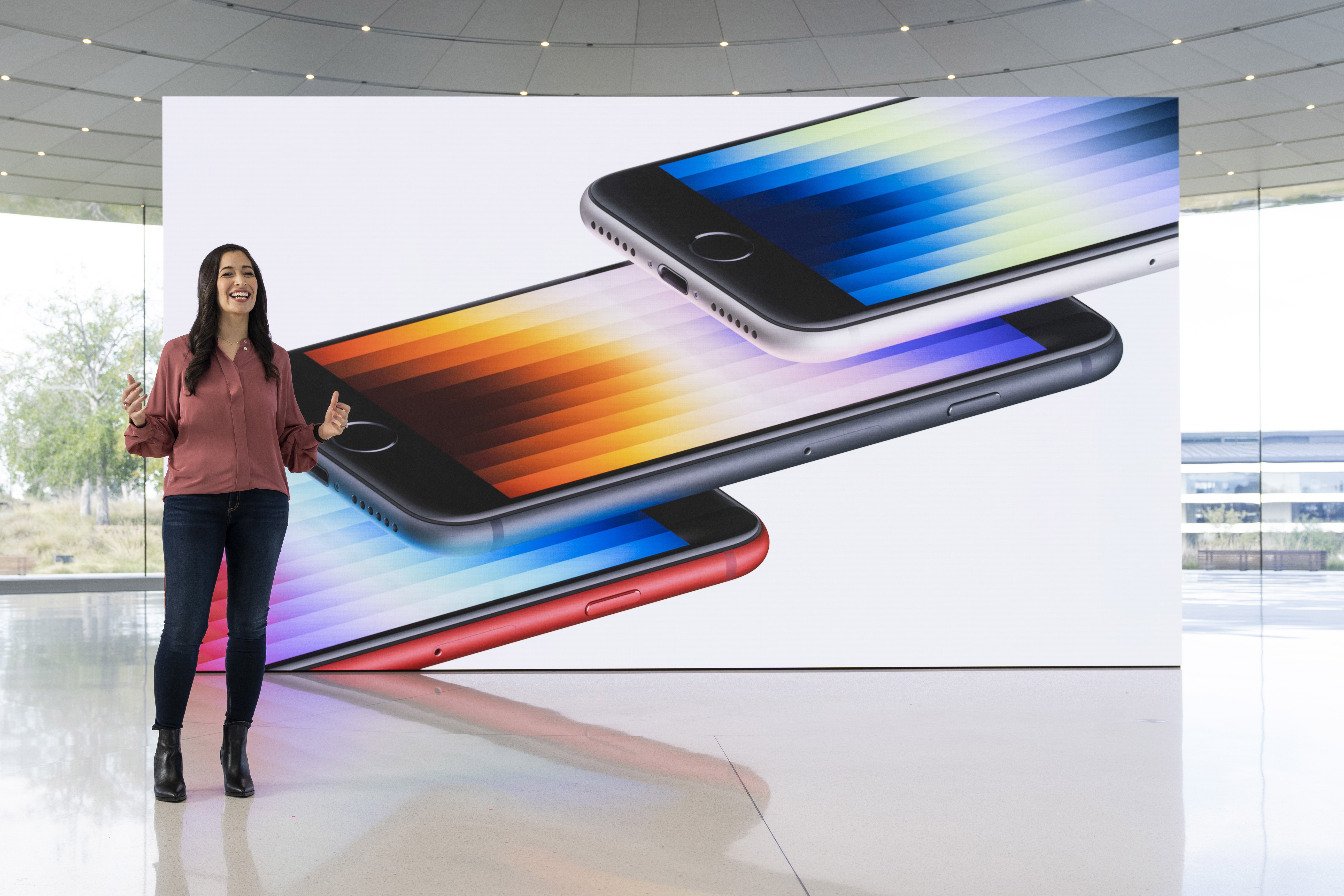 Cupertino (Usa), 08/03/2022.- A handout photo made available by Apple shows Apple'Äôs Francesca Sweet talking about the enhanced features of the new iPhone SE during the Apple Keynote event at Apple headquarters in Cupertino, California, USA, 08 March 2022. (Francia, Estados Unidos) EFE/EPA/APPLE HANDOUT / BRROKS KRAFT HANDOUT EDITORIAL USE ONLY / NO SALES HANDOUT EDITORIAL USE ONLY/NO SALES