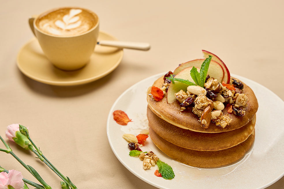 Prepara pancakes saludables con avena, frutos secos y miel