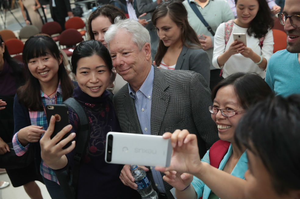 Richard Thaler es un premio Nobel que escribe sobre lo que la pasa a la gente dentro de la economía y por eso tiene muchos seguidores. / AFP