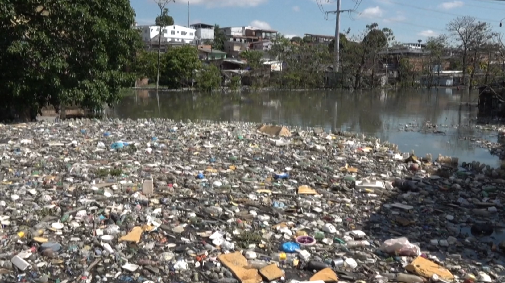 Toneladas de basura se acumulan en ríos y canales de Manaos