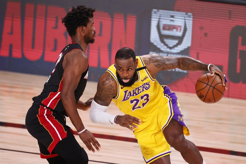 Los Lakers toman la delantera en las finales de la NBA ante los Miami Heat