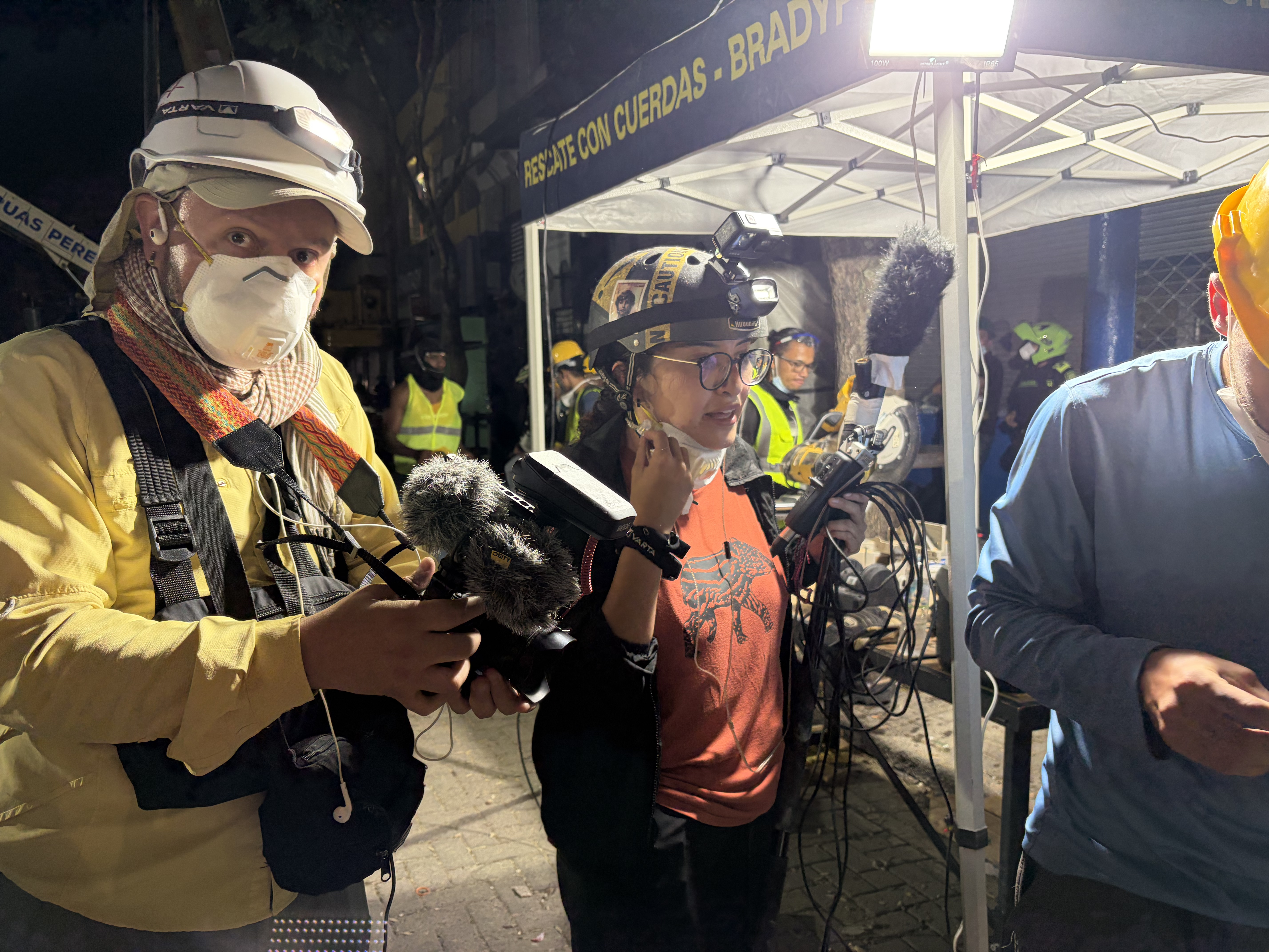 Distintos sonidistas de Pereira pusieron a disposición sus micrófonos para ayudar en las labores de búsqueda y rescate.