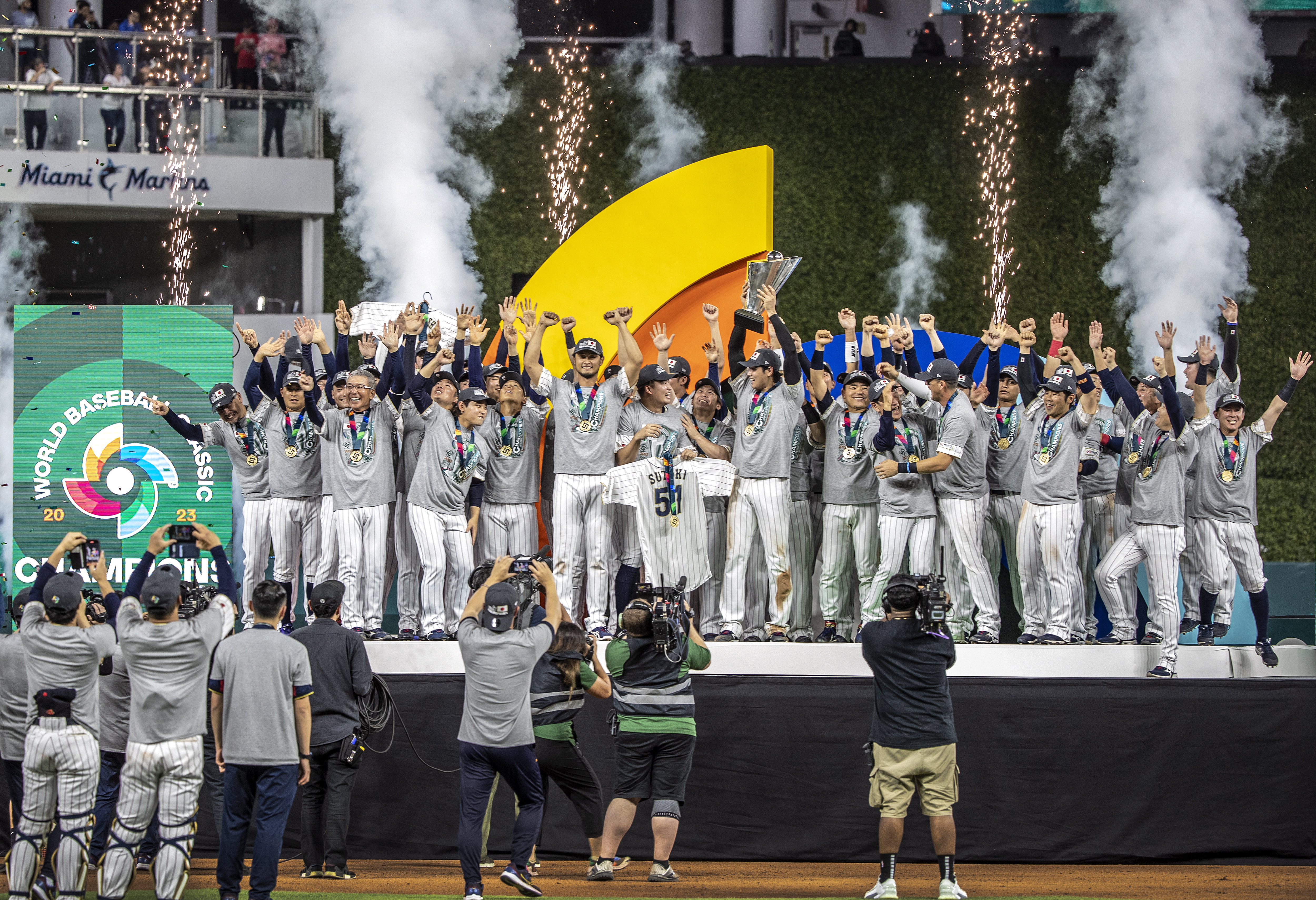 Miami (United States), 21/03/2023.- Players of Japan celebrate after winning the 2023 World Baseball Classic Championship final game between USA and Japan at loanDepot park baseball stadium in Miami, Florida, USA, 21 March 2023. (Japón, Estados Unidos) EFE/EPA/CRISTOBAL HERRERA-ULASHKEVICH