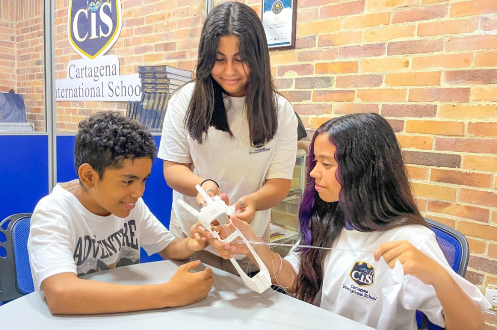 Niños desarrollan una prótesis robótica de plástico para alegrar a un compañero