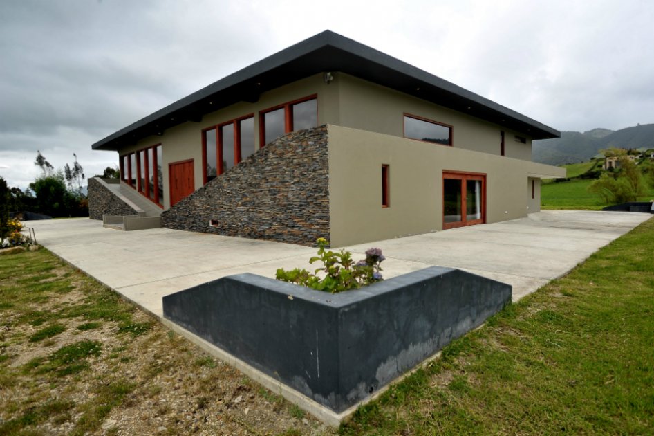 A diferencia de la mayoría de proyectos arquitectónicos, Santa María de las Estrellas tiene su base completamente aislada del terreno gracias a la nanotecnología.