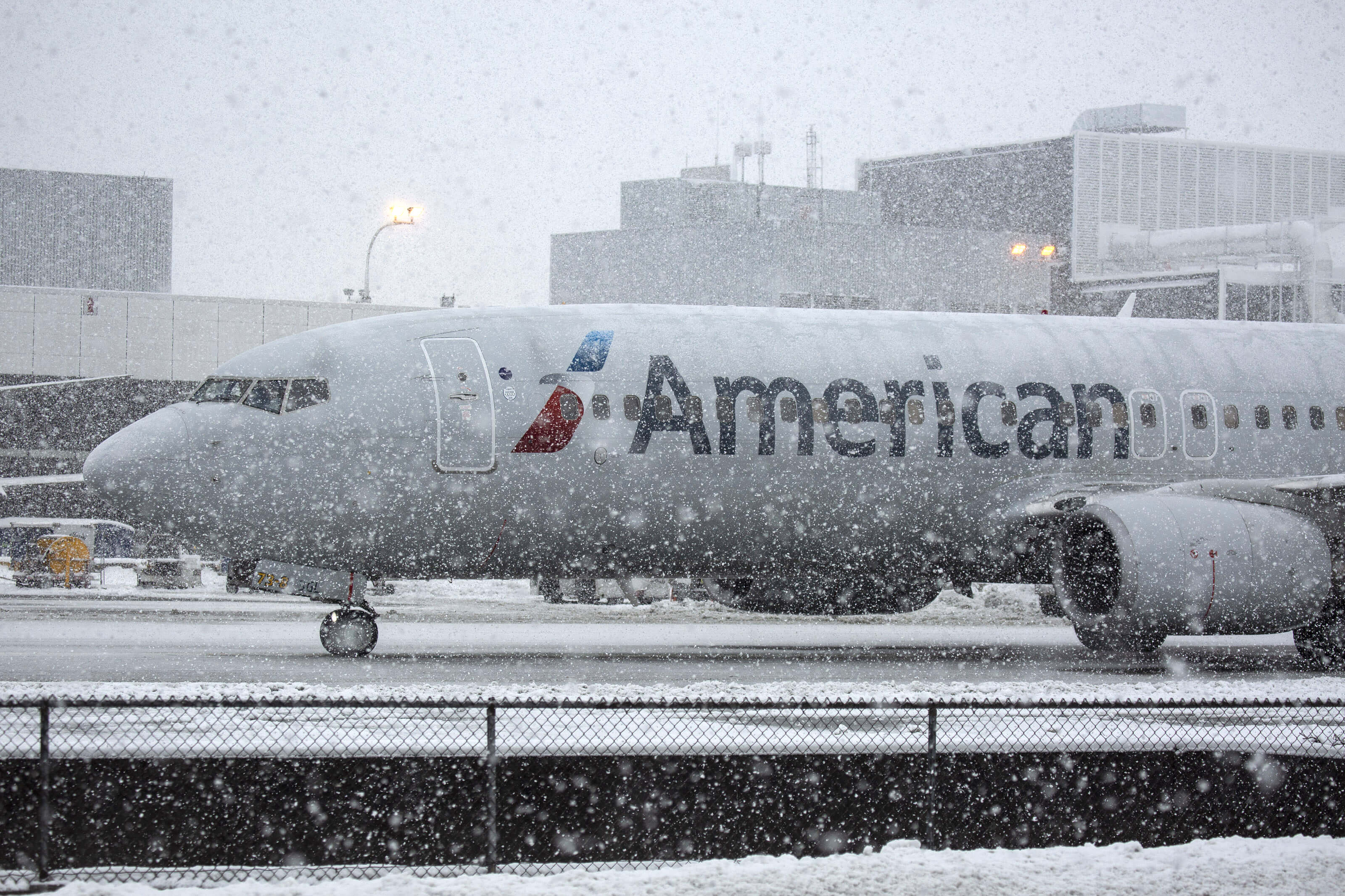 American Airlines anuncia que dejará de recibir efectivo en aeropuertos colombianos