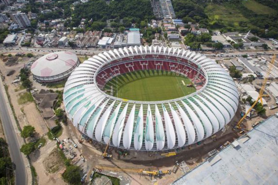 Dos sedes mundialistas con problemas para finalizar sus estadios