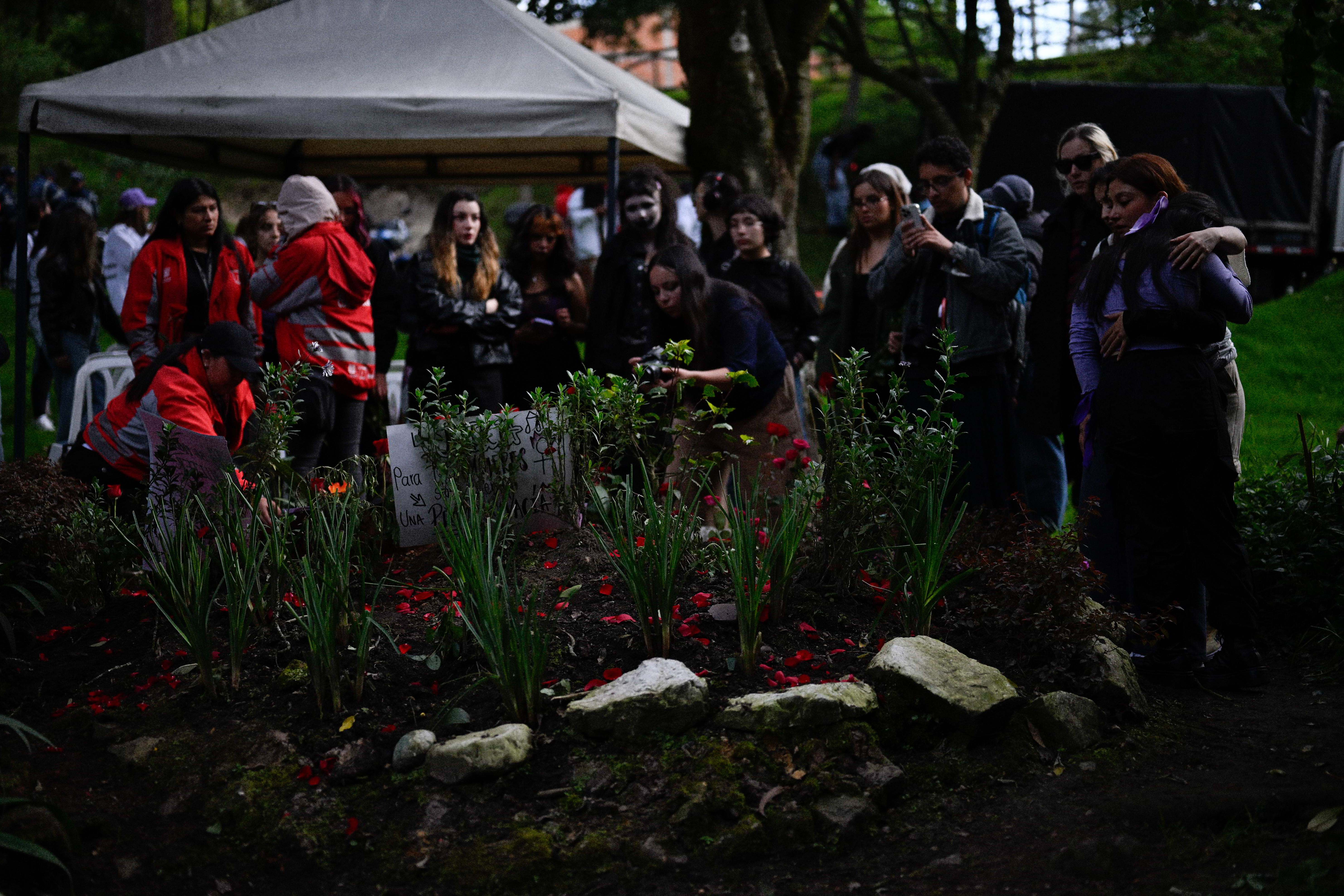 Participantes del homenaje depositaron rosas sobre el memorial de Rosa Elvira Cely, cuyo asesinato se convirtió en un símbolo de la lucha contra las violencias basadas en género en Colombia.