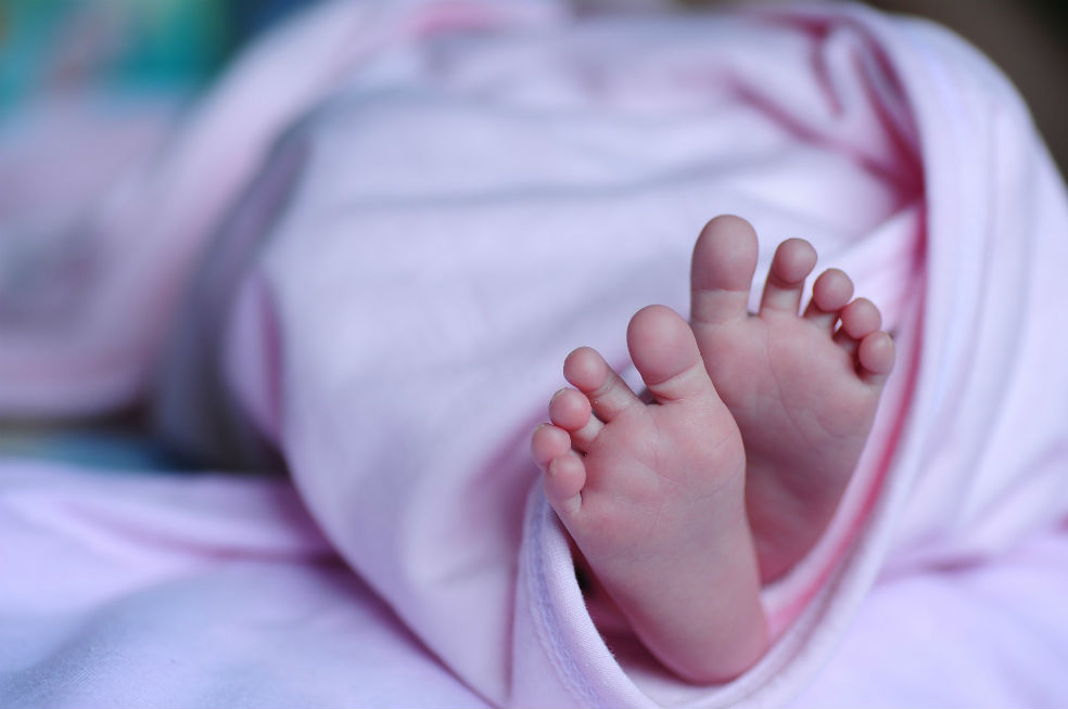Papás de niñas intercambiadas al nacer se dieron cuenta del error tres años después