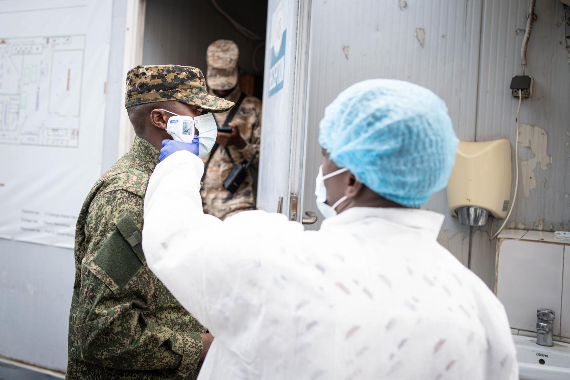 GOMA (DEMOCRATIC REPUBLIC OF CONGO), 19/05/2026.- A staff in protective gown checks visitor’s temperature as a preventive measure against Ebola at the National Institute of Biomedical Resesarch (NIRB) in Goma, North Kivu, Democratic Republic of Congo, 19 May 2026. The World Health Organization (WHO), has declared that the Ebola disease caused by Bundibugyo virus in the Democratic Republic of the Congo and Uganda constitutes a public health emergency of international concern (PHEIC). EFE/EPA/MARIE JEANNE MUNYERENKANA
