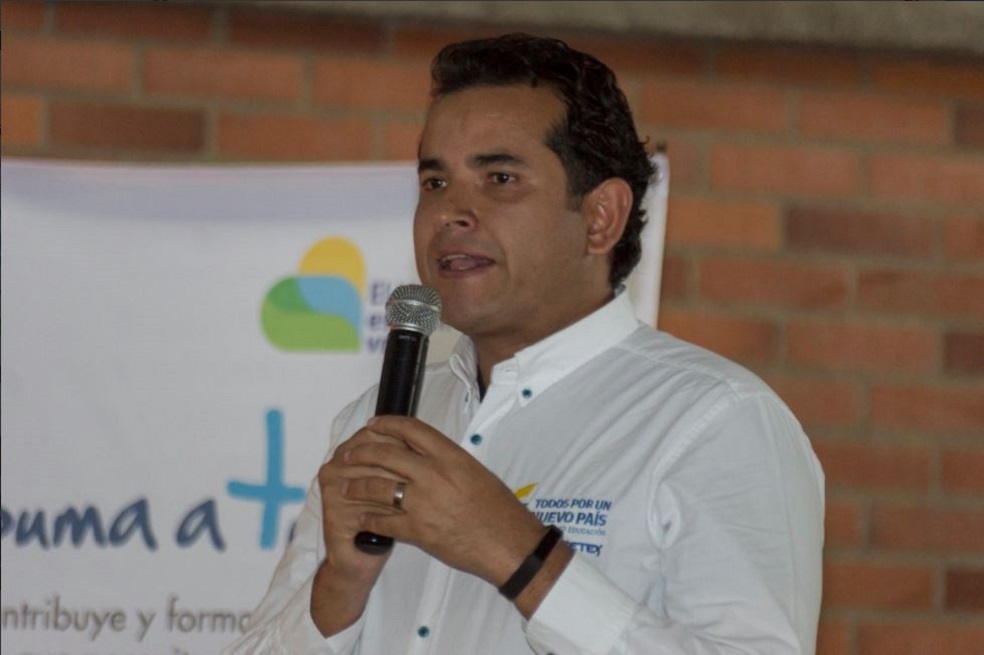 Por irregularidades en contratación habría renunciado el presidente del Icetex