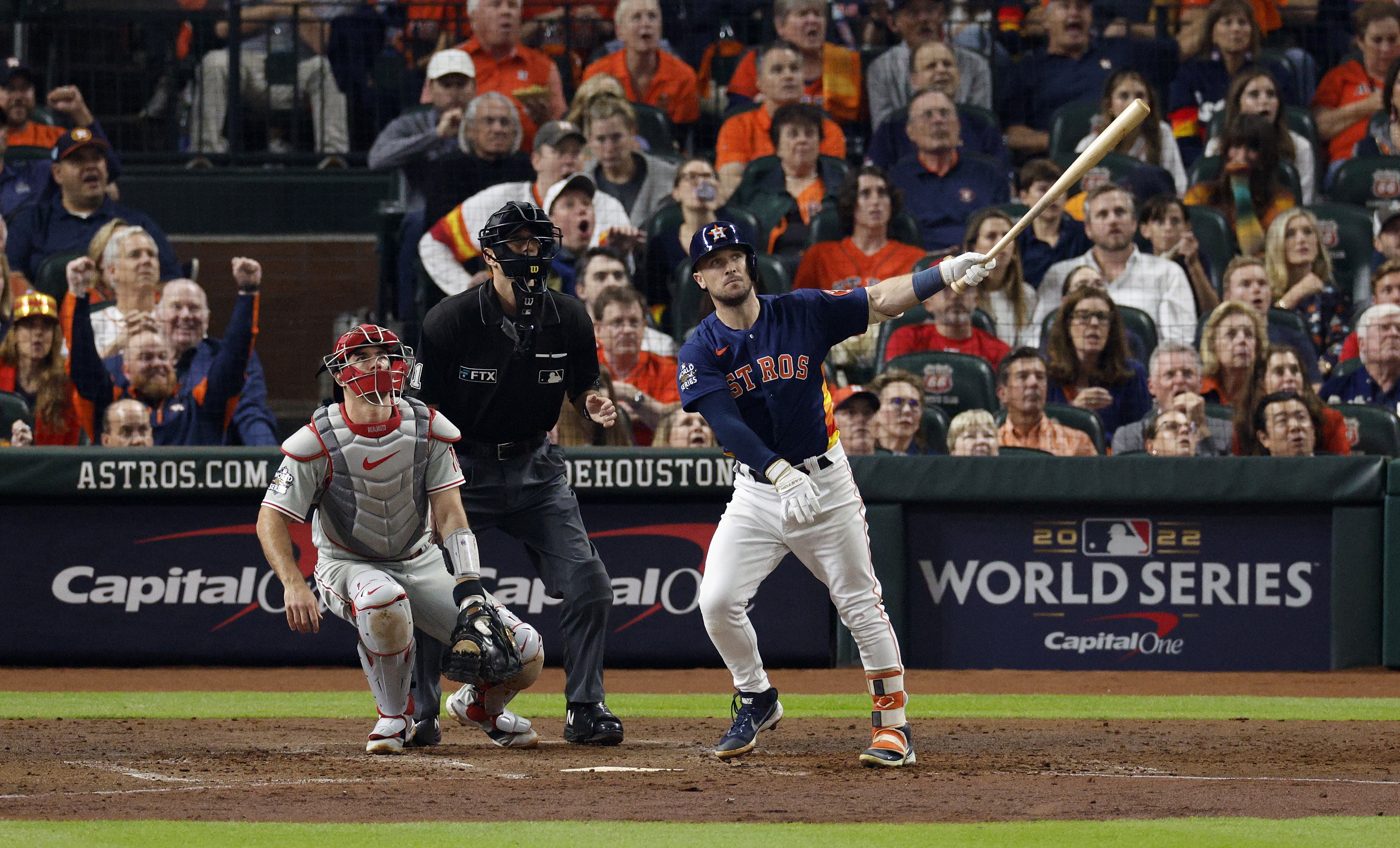 Houston (United States), 29/10/2022.- Houston Astros batter Alex Bregman hits a two-run home run against the Philadelphia Phillies in the bottom of the fifth inning of game two of the World Series at Minute Maid Park in Houston, Texas, USA, 29 October 2022. (Estados Unidos, Filadelfia) EFE/EPA/ERIK S. LESSER