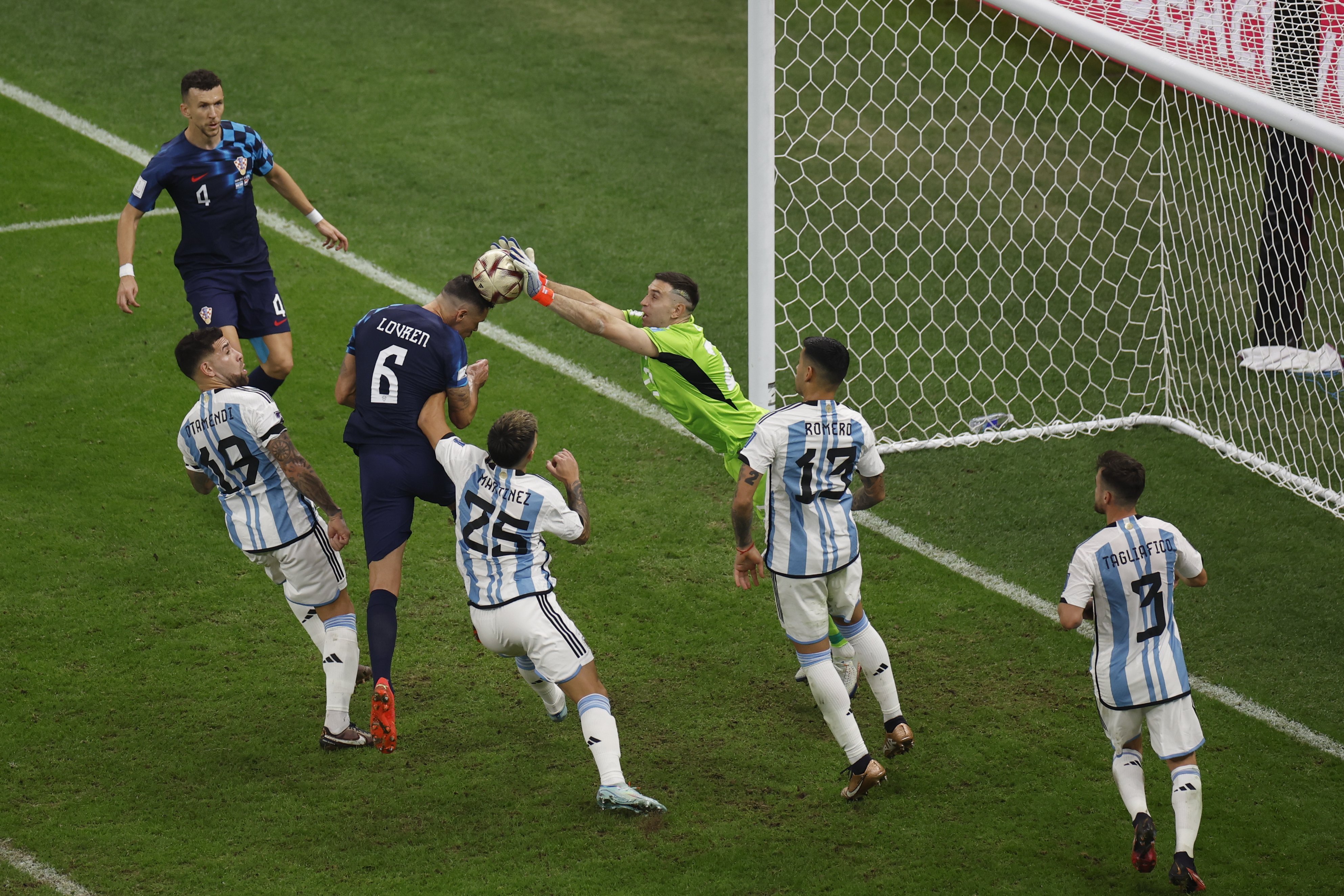GR2019. LUSAIL (CATAR), 13/12/2022.- Emiliano Martínez (c) de Argentina rechaza un balón hoy, en un partido de semifinales del Mundial de Fútbol Qatar 2022 entre Argentina y Croacia en el estadio de Lusail (Catar). EFE/ Alberto Estevez