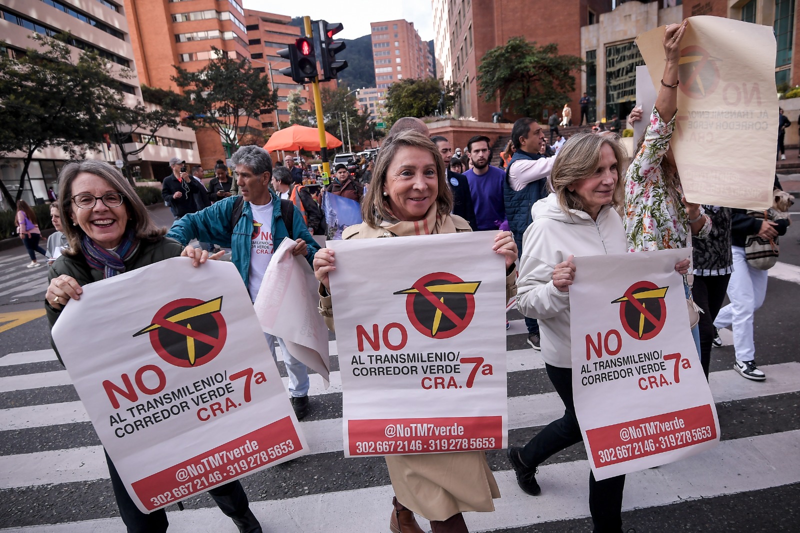 Vecinos de la carrera séptima, en Bogotá, salieron a protestar contra el proyecto.
