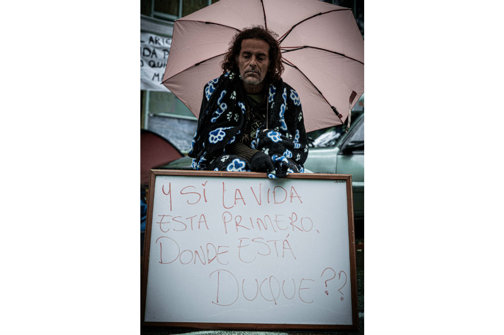 Las críticas a John Fitzgerald, el artista que se cosió la boca para protestar