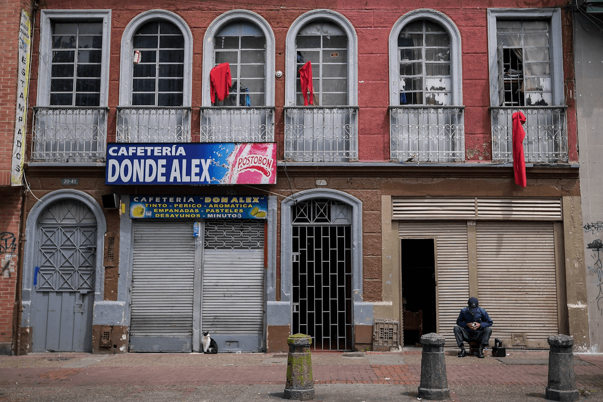 Con trapos rojos, familias piden ayuda en el barrio San Bernardo en Bogotá