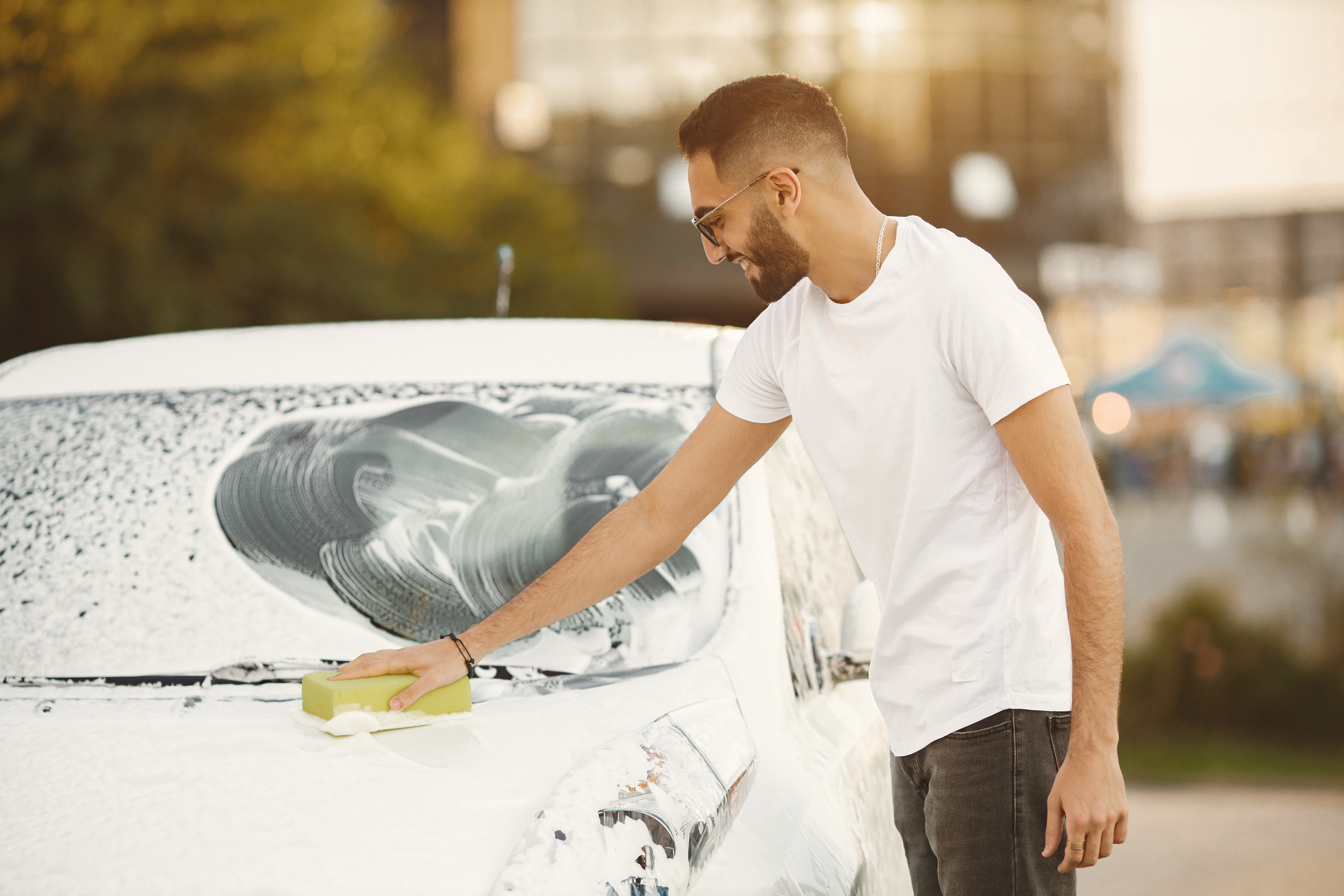 ¿Cómo lavar el carro en casa correctamente? Qué usar y errores comunes a evitar
