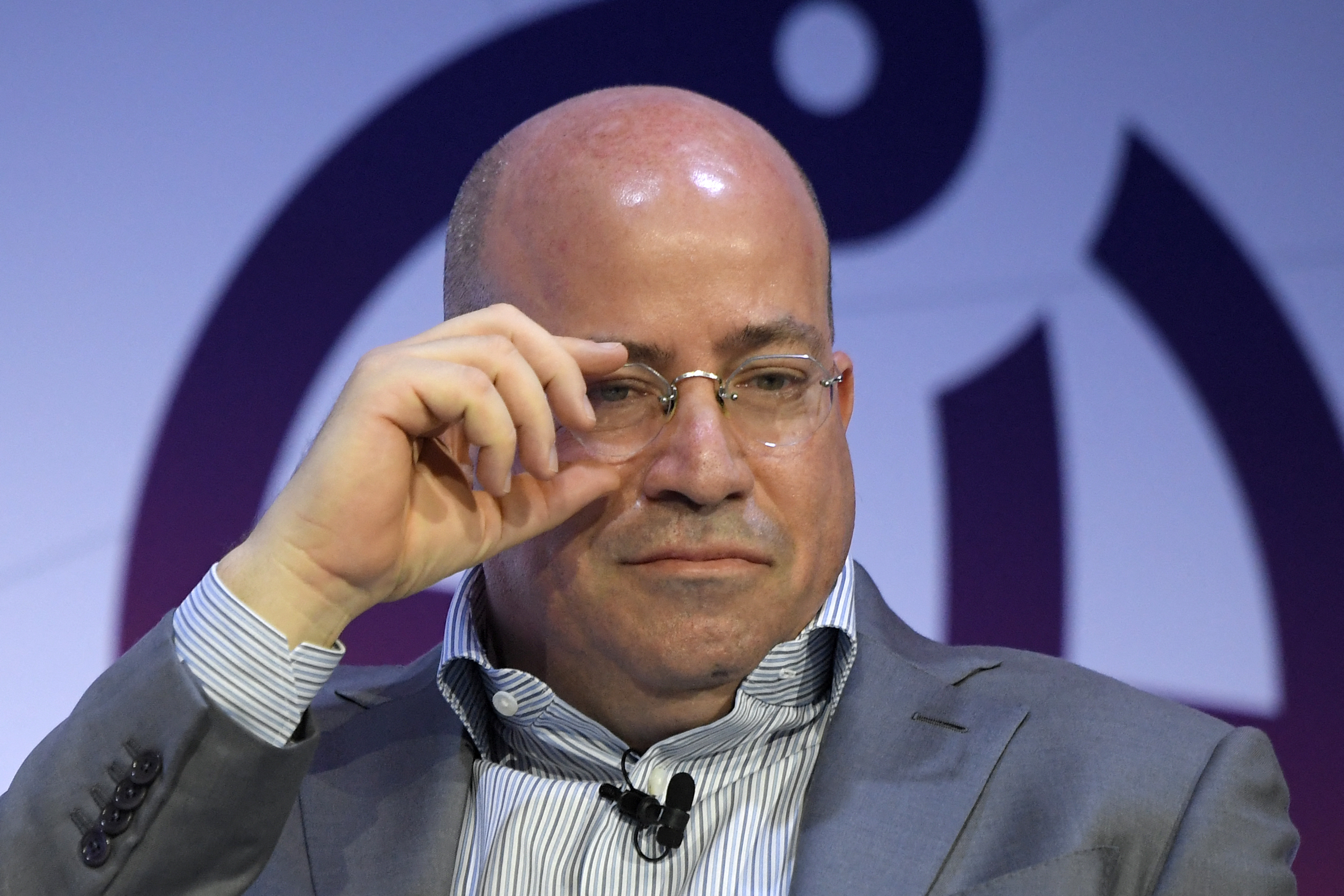 Presidente de CNN renuncia tras revelarse relación con una colega