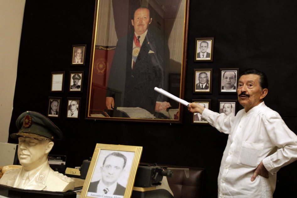 El paraguayo Martín Almada, quien dirige la Fundación Celestina Pérez de Almada y es Premio Nobel Alternativo de la Paz, habla durante un recorrido por el Museo de las Memorias, en Asunción (Paraguay).