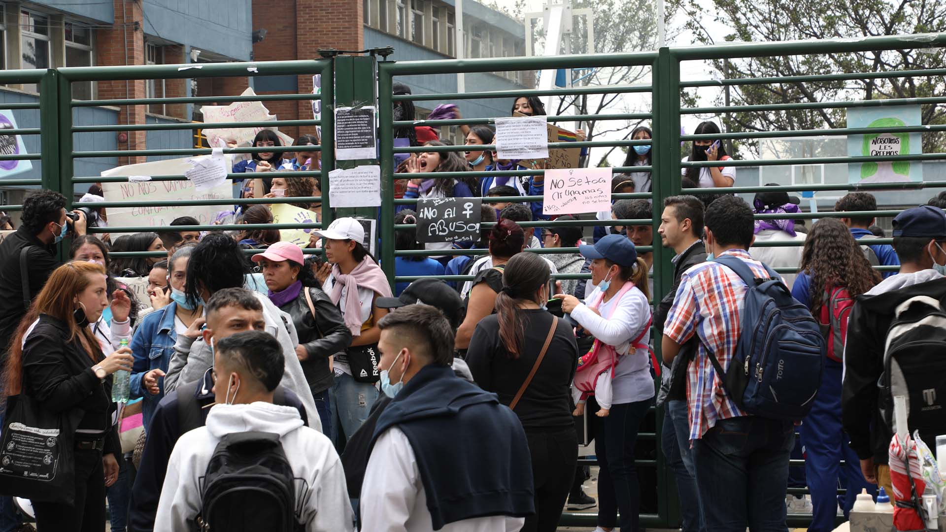 Plantón en el que estudiantes del Colegio Venecia rechazaron casos de acoso sexual