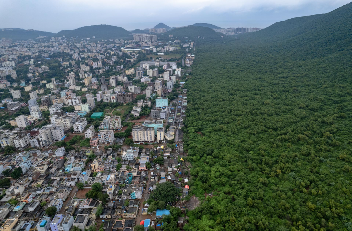 'Ecos de los Ghats orientales' fue la escogida como la fotografía del año. "Esta historia fotográfica ofrece una visión general de cómo las acciones humanas, como la deforestación, la construcción, la minería, el cultivo y el turismo, han moldeado los paisajes de las montañas y los ghats", explicaron los jueces del concurso.