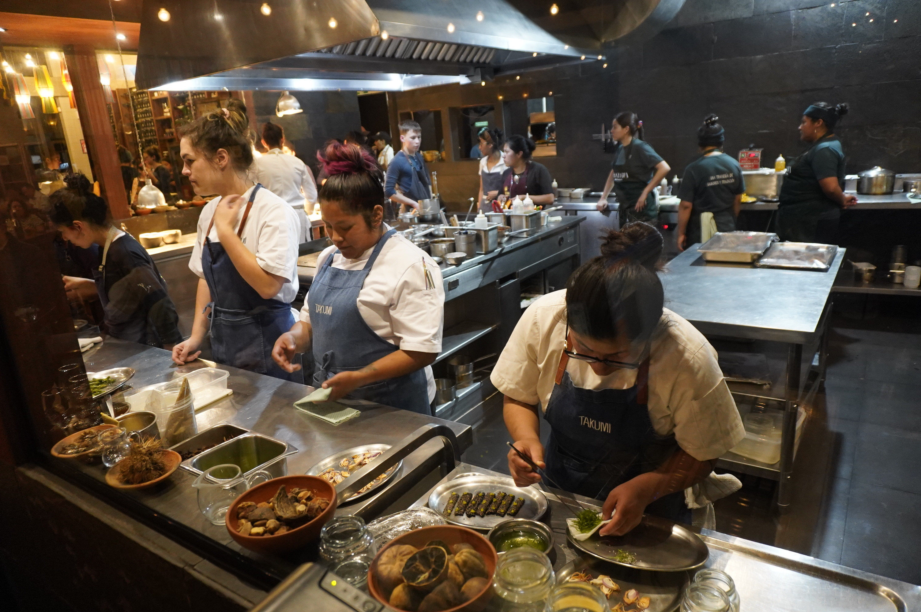 AME781. LA PAZ (BOLIVIA), 08/03/2023.- Varias chefs preparan el menú de ocho pasos que se ofreció en la iniciativa "Entretejidas", mujeres que nutren la gastronomía boliviana, el 7 de marzo de 2023 en La Paz (Bolivia). "Entretejidas" es una iniciativa que reúne a 14 destacadas chefs y sumilleres bolivianas para rendir un homenaje a las mujeres que han rescatado y le han dado un lugar a la gastronomía de Bolivia rompiendo paradigmas y con la diversidad como ingrediente principal. "Son cocinas muy diversas pero todas nacen desde la diversidad y eso es lo que nos une", señaló a EFE Marsia Taha. EFE/Javier Mamani