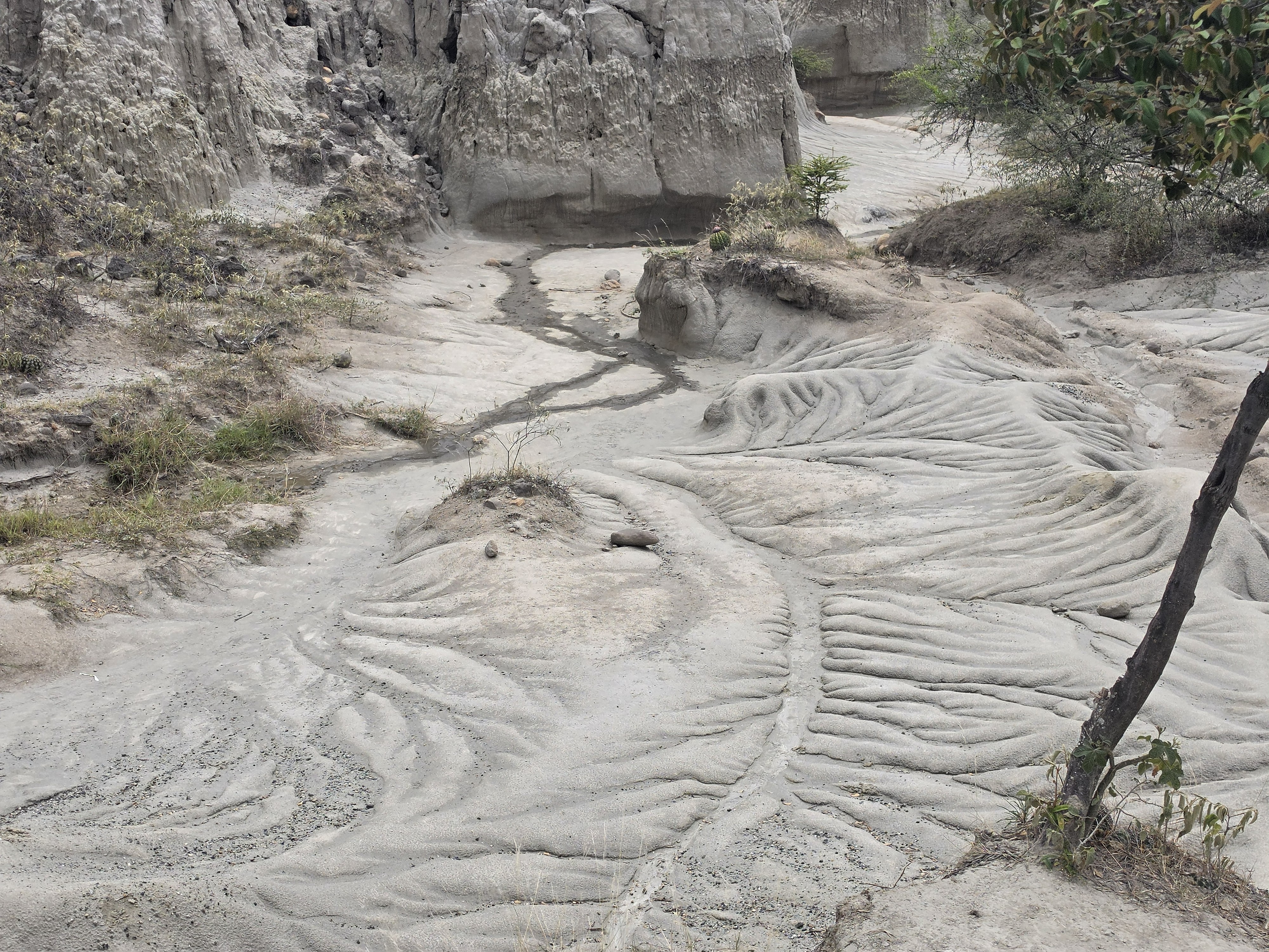 Si prefiere los paisajes grises, el sendero de Los Hoyos ofrece un recorrido entre formaciones moldeadas por la erosión del viento y el agua. Al finalizar la caminata, muchos viajeros aprovechan para refrescarse en la piscina natural del mismo nombre, ubicada a pocos kilómetros de El Cusco.