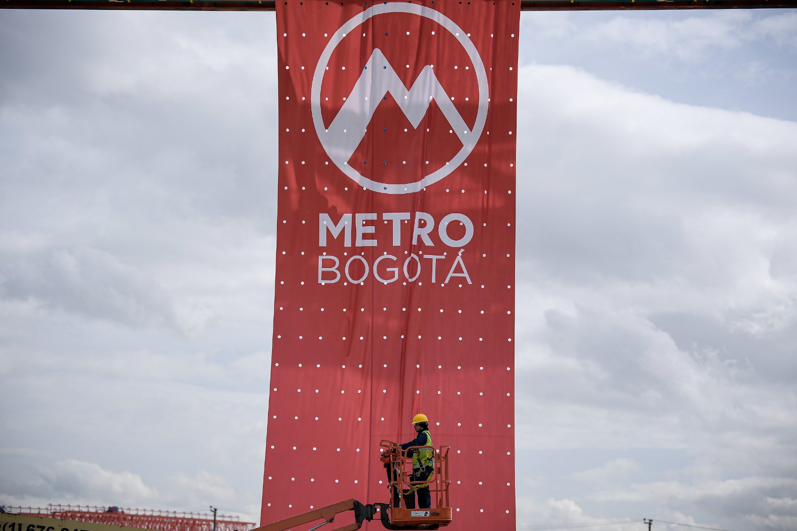 Puesta en marcha de la viga lanzadora con la que se construye el viaducto del Metro.