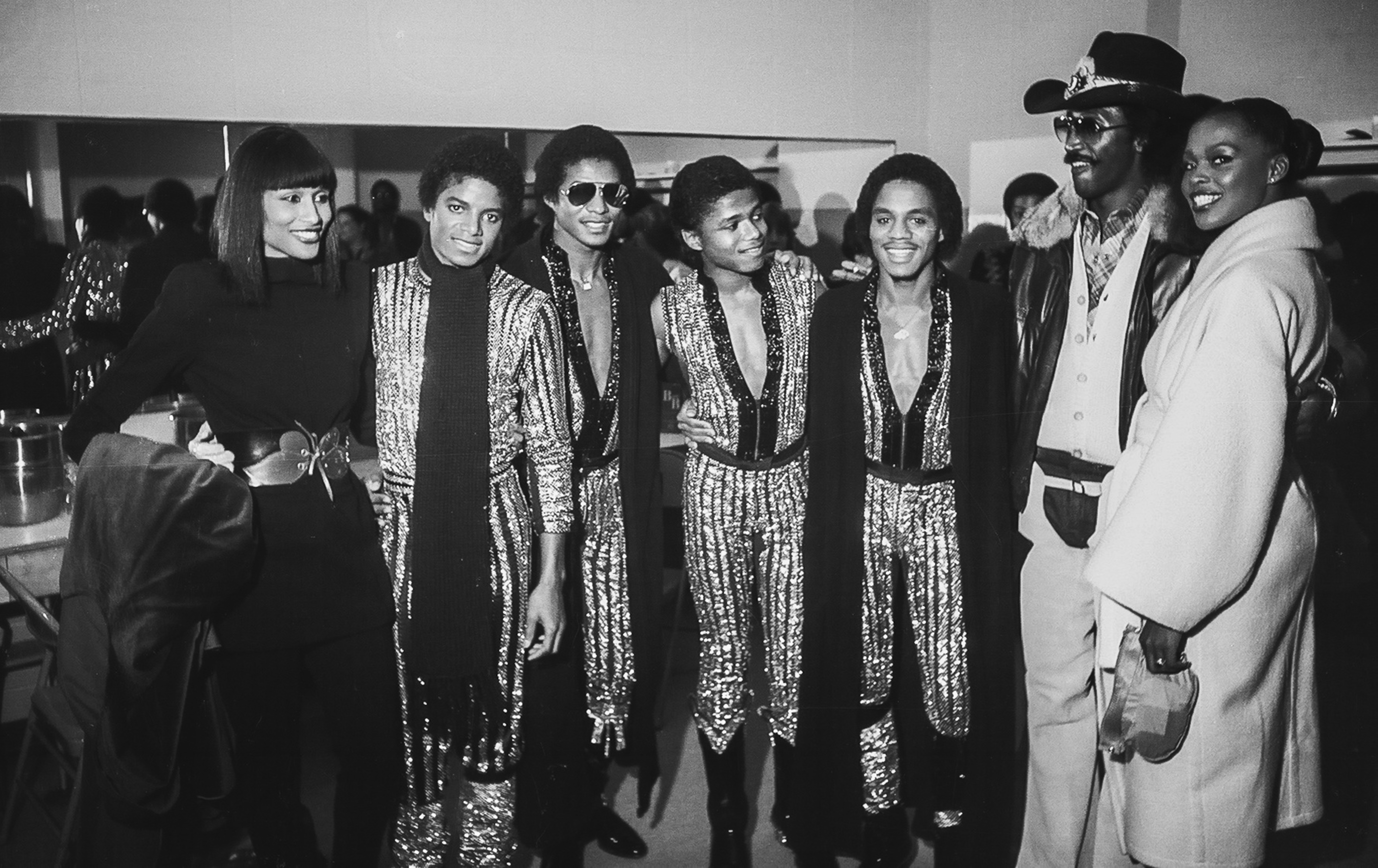 Beverly Johnson, Michael Jackson, Jackie, Randy y Marlon Jackson, junto a Frankie Crocker, Nassau Coliseum, 1979